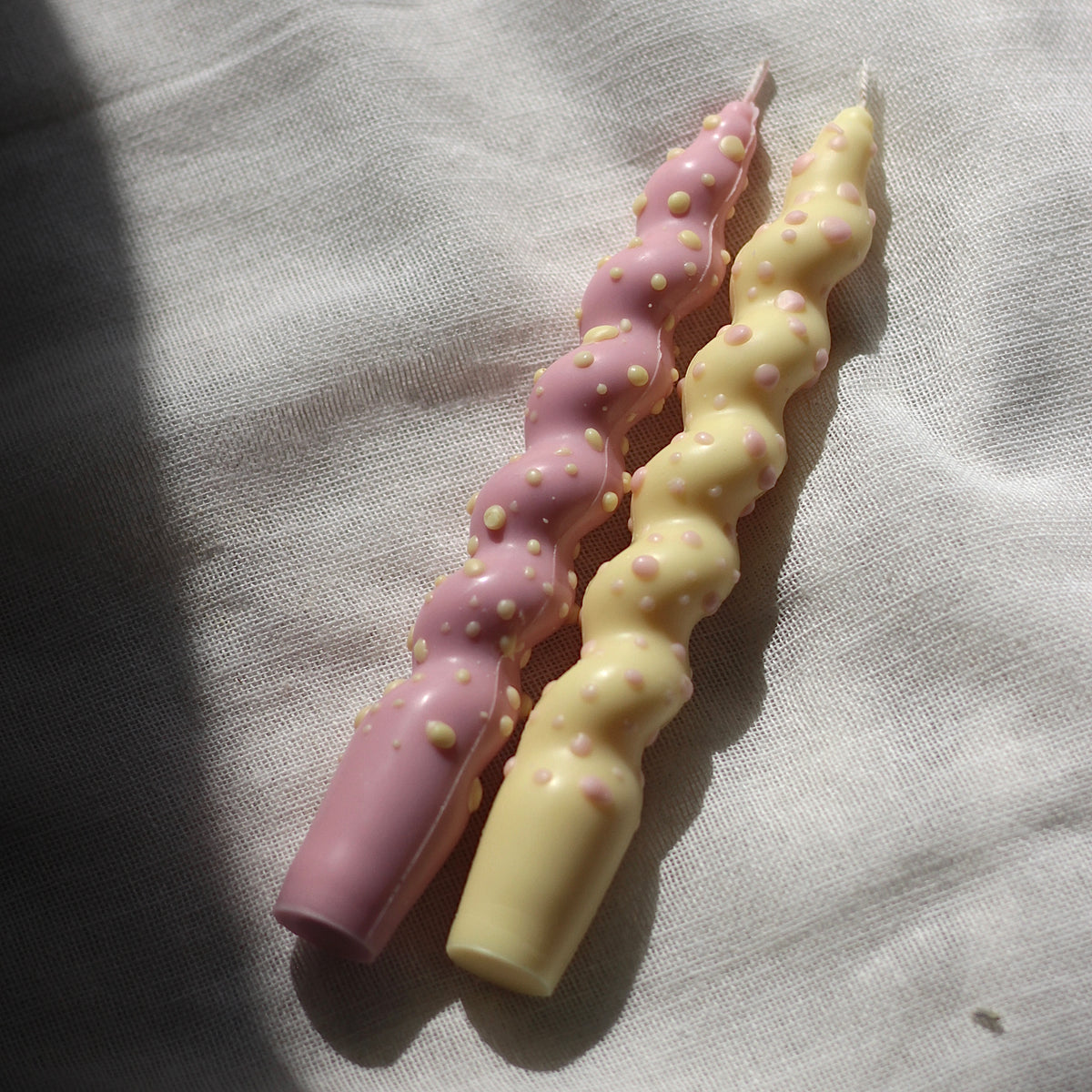 „getrullerte“ Stabkerze 2er Set; Punkte Butter Yellow / Pink