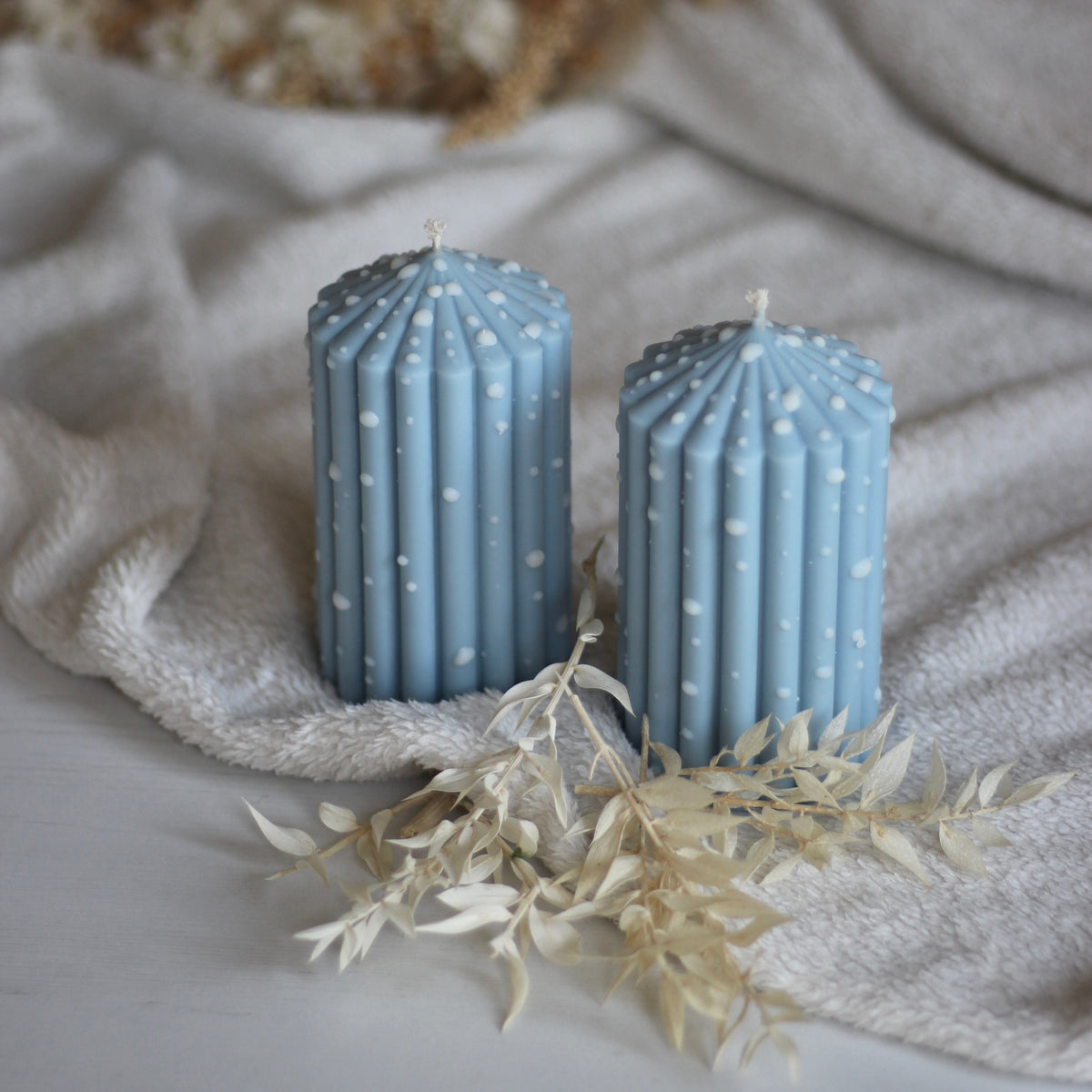 Gepunktete Stumpenkerze ; „Queen klein“ ; Himmelblau - Limited Edition
