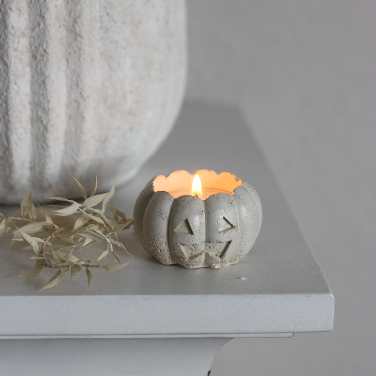 Beton Teelichthalter Kürbis "Spooky"