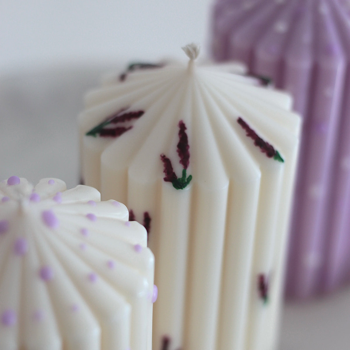 Stumpenkerze ; „Queen klein“ ; Lavendel Edition ; handbemalt