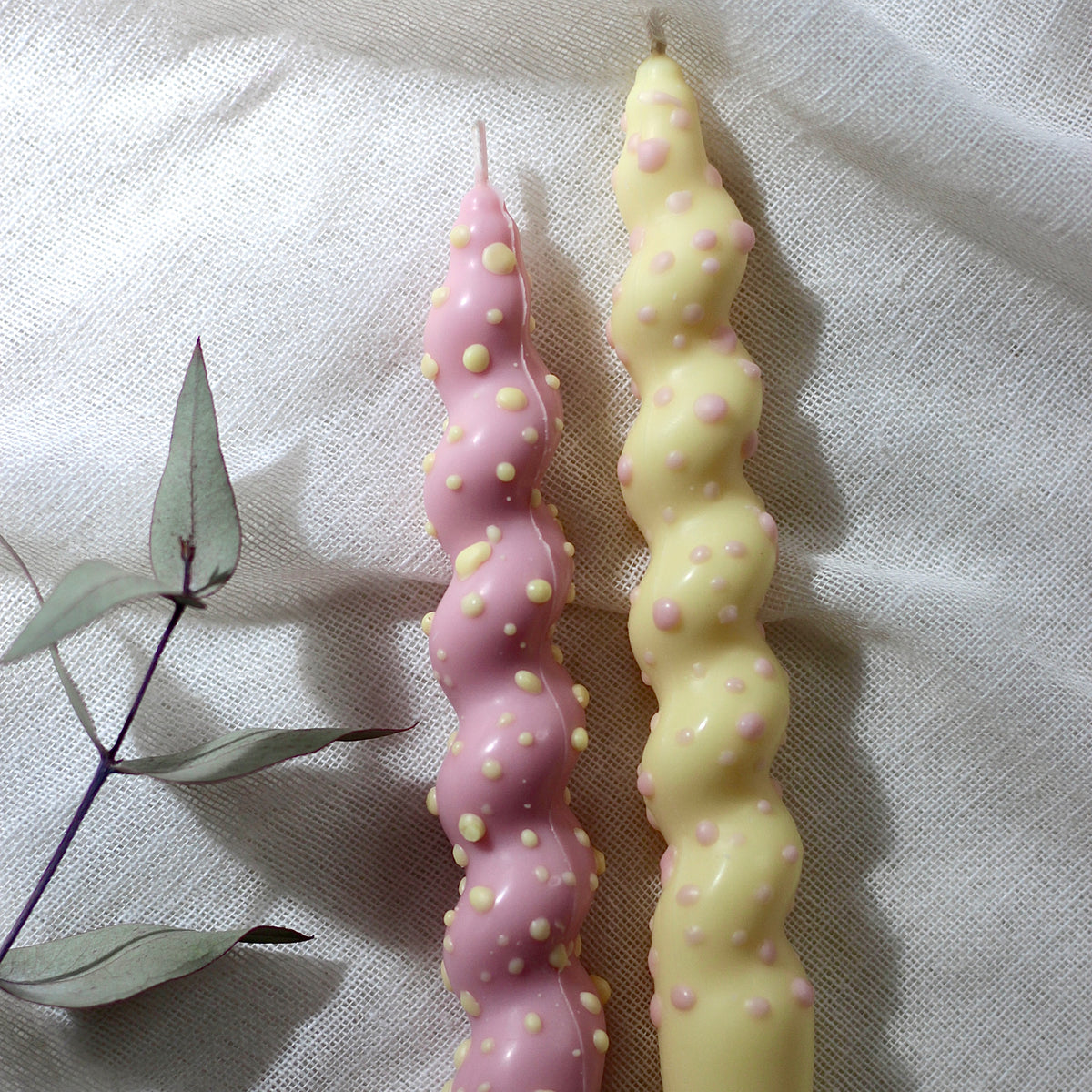 „getrullerte“ Stabkerze 2er Set; Punkte Butter Yellow / Pink