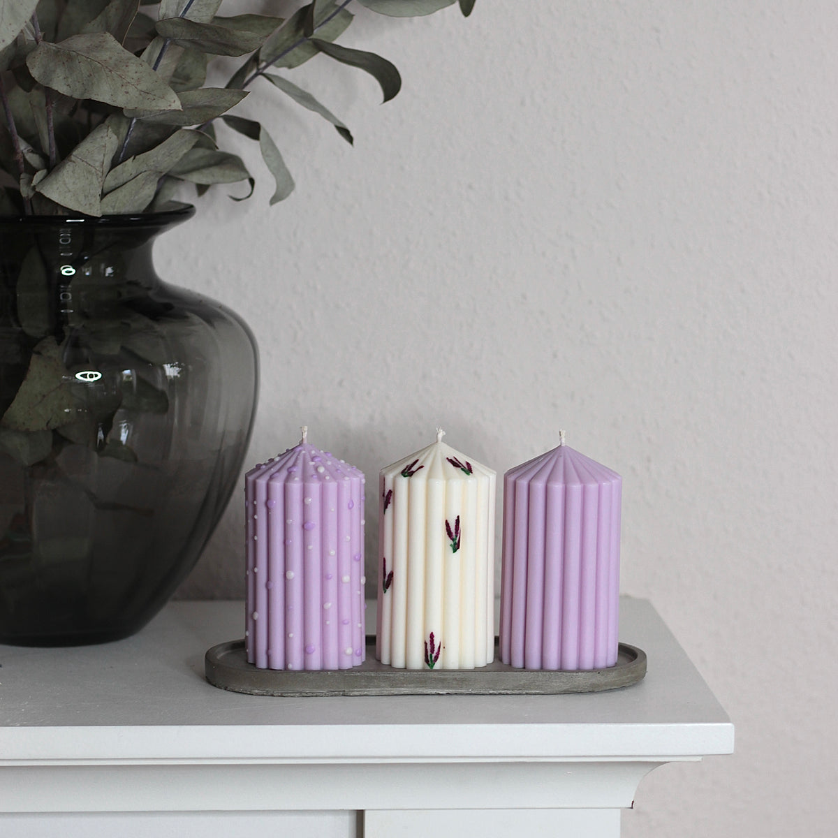 Stumpenkerze ; „Queen klein“ ; Lavendel Edition ; handbemalt