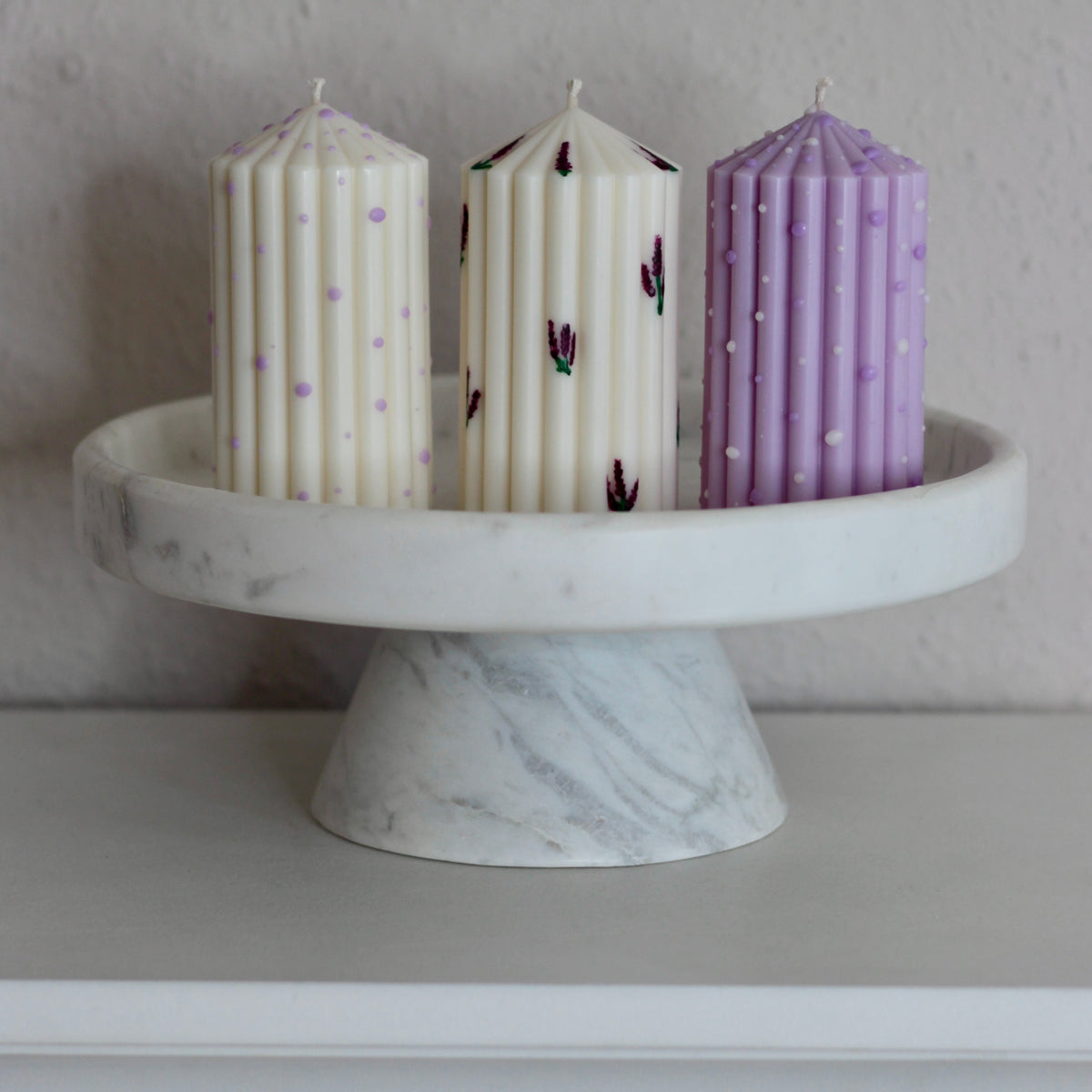 Stumpenkerze ; „Queen klein“ ; Lavendel Edition ; handbemalt