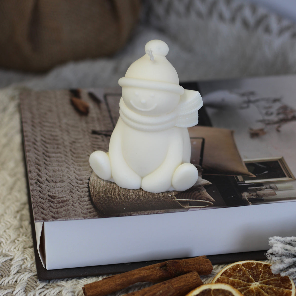 Kerze Weihnachten "Schneemann sitzend"