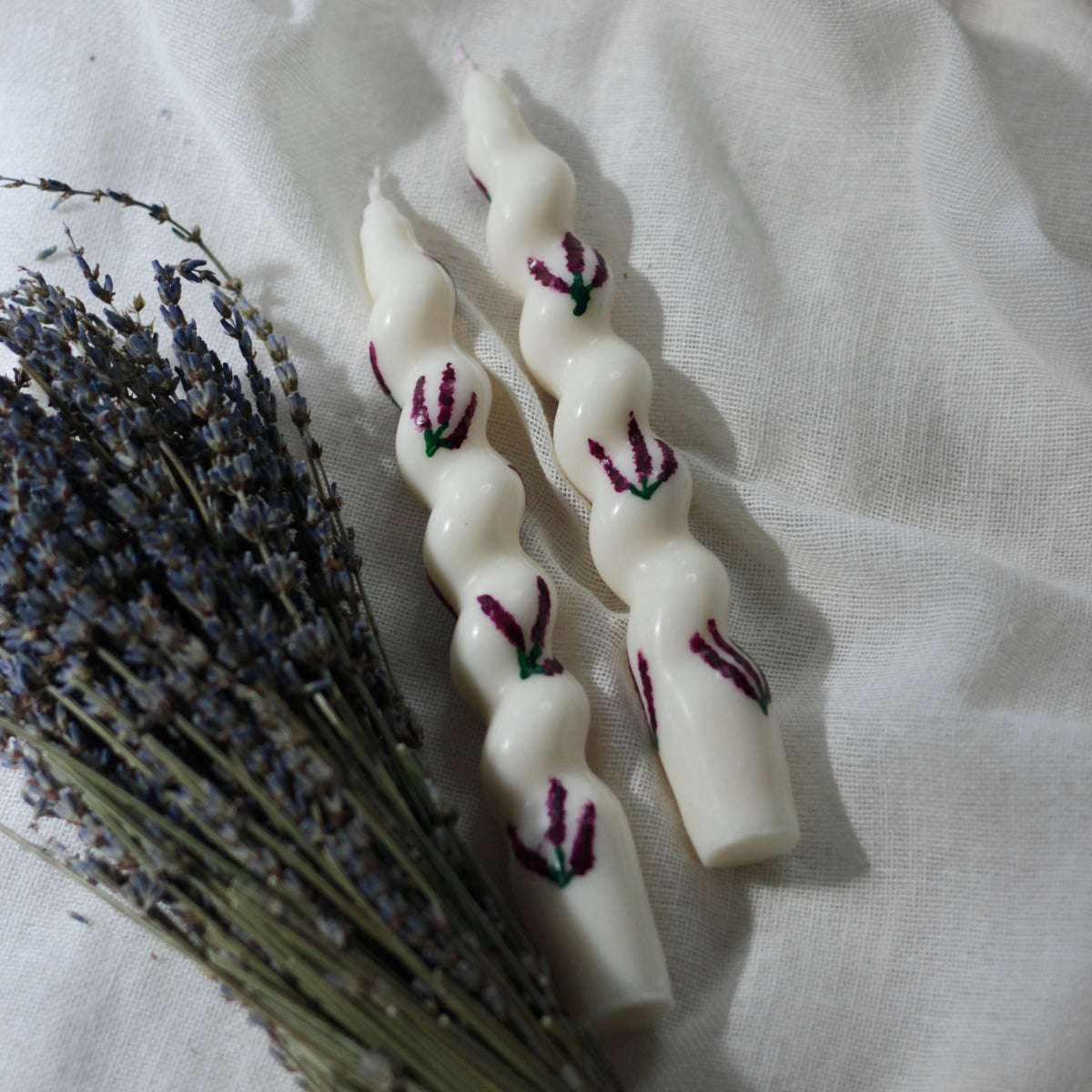 „getrullerte“ Stabkerze 2er Set; Lavendel Edition