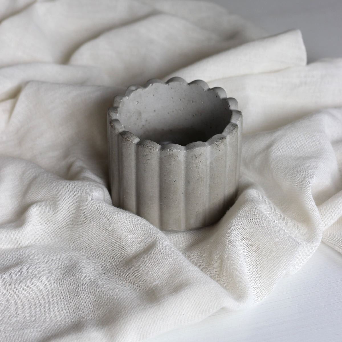 Beton Blumentopf „Gartenzaun“ ; Topf;