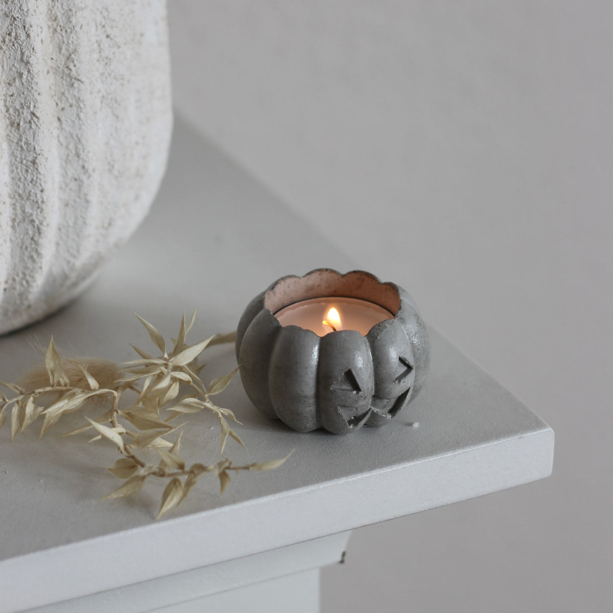 Beton Teelichthalter Kürbis "Spooky"