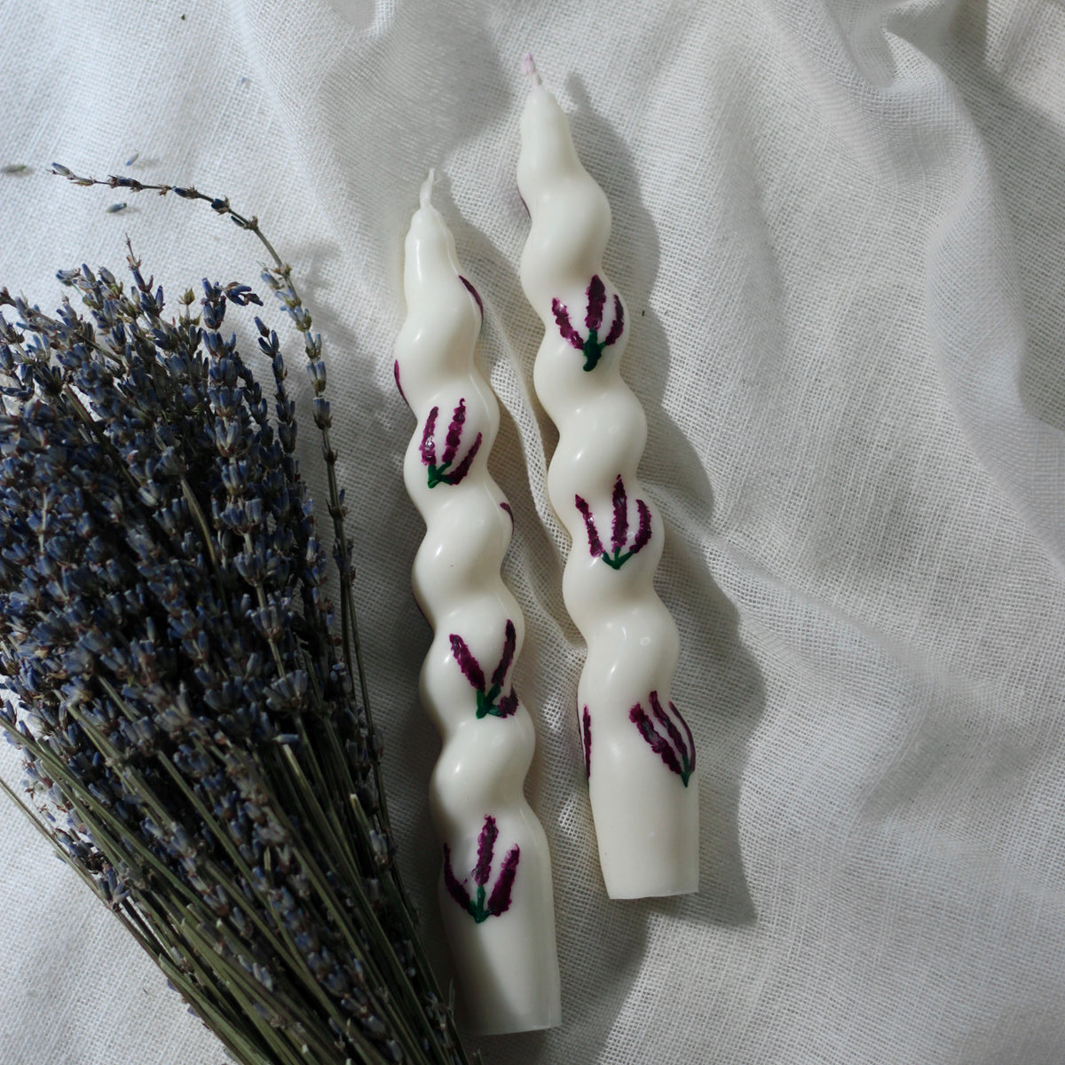„getrullerte“ Stabkerze 2er Set; Lavendel Edition