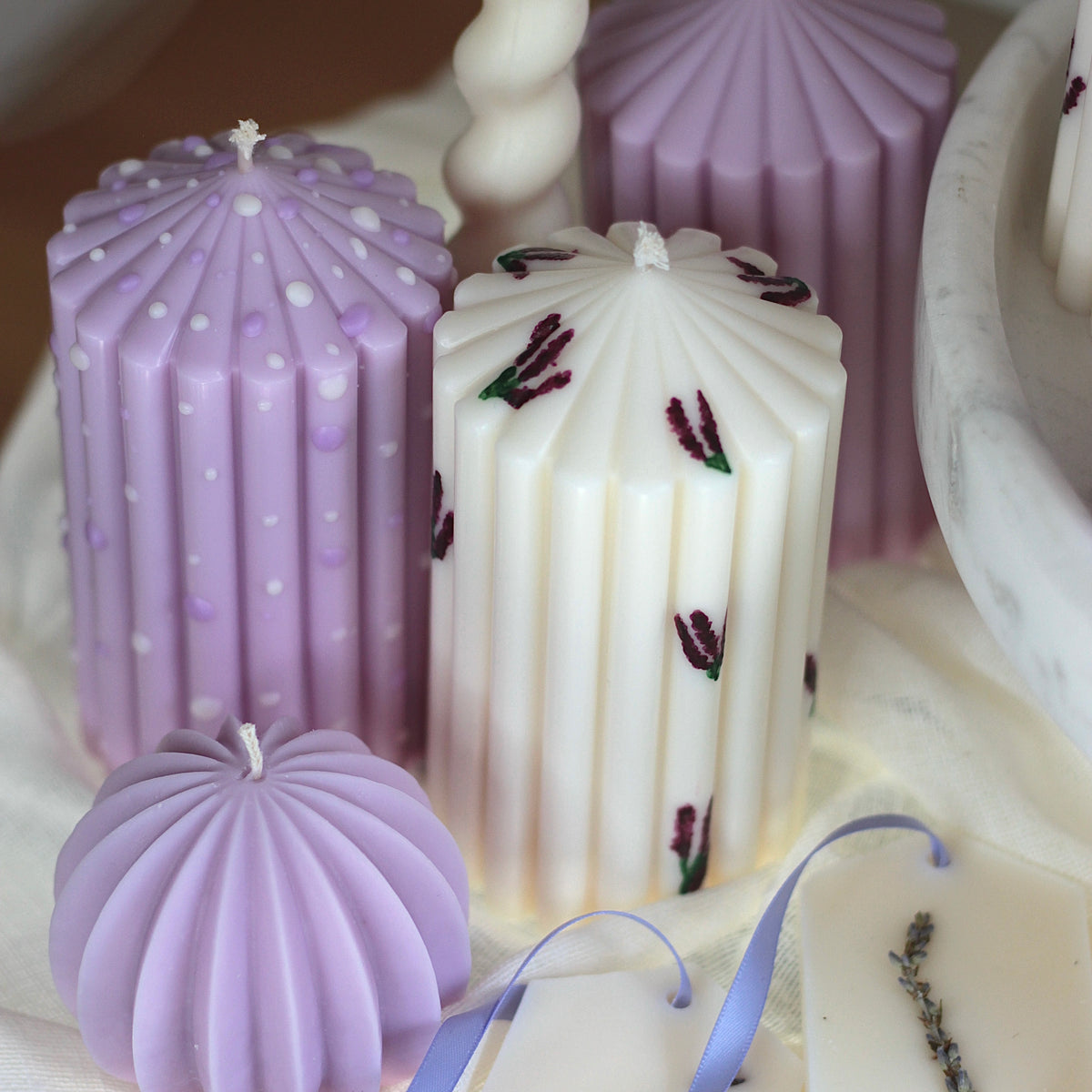Stumpenkerze ; „Queen klein“ ; Lavendel Edition ; handbemalt