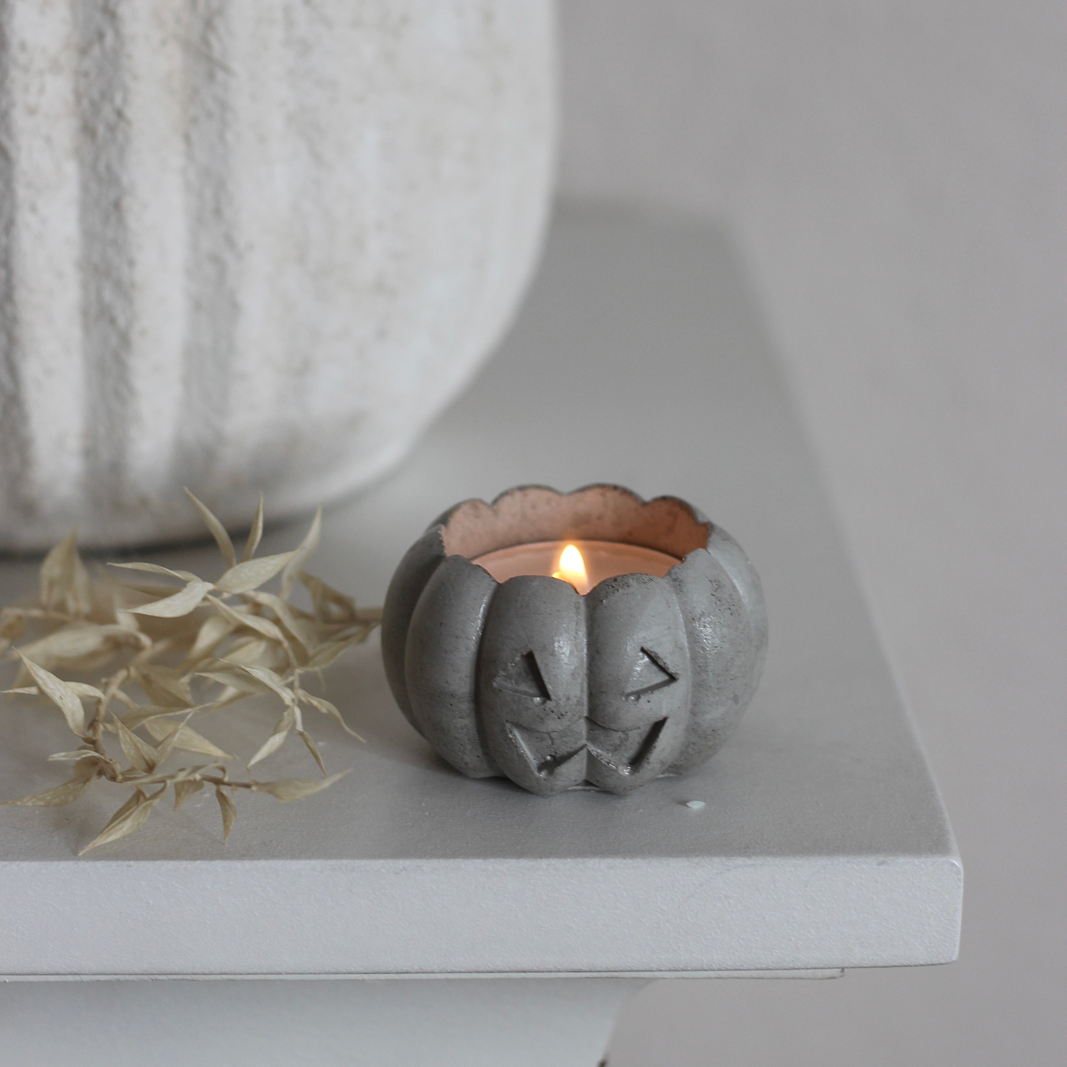 Beton Teelichthalter Kürbis "Spooky"