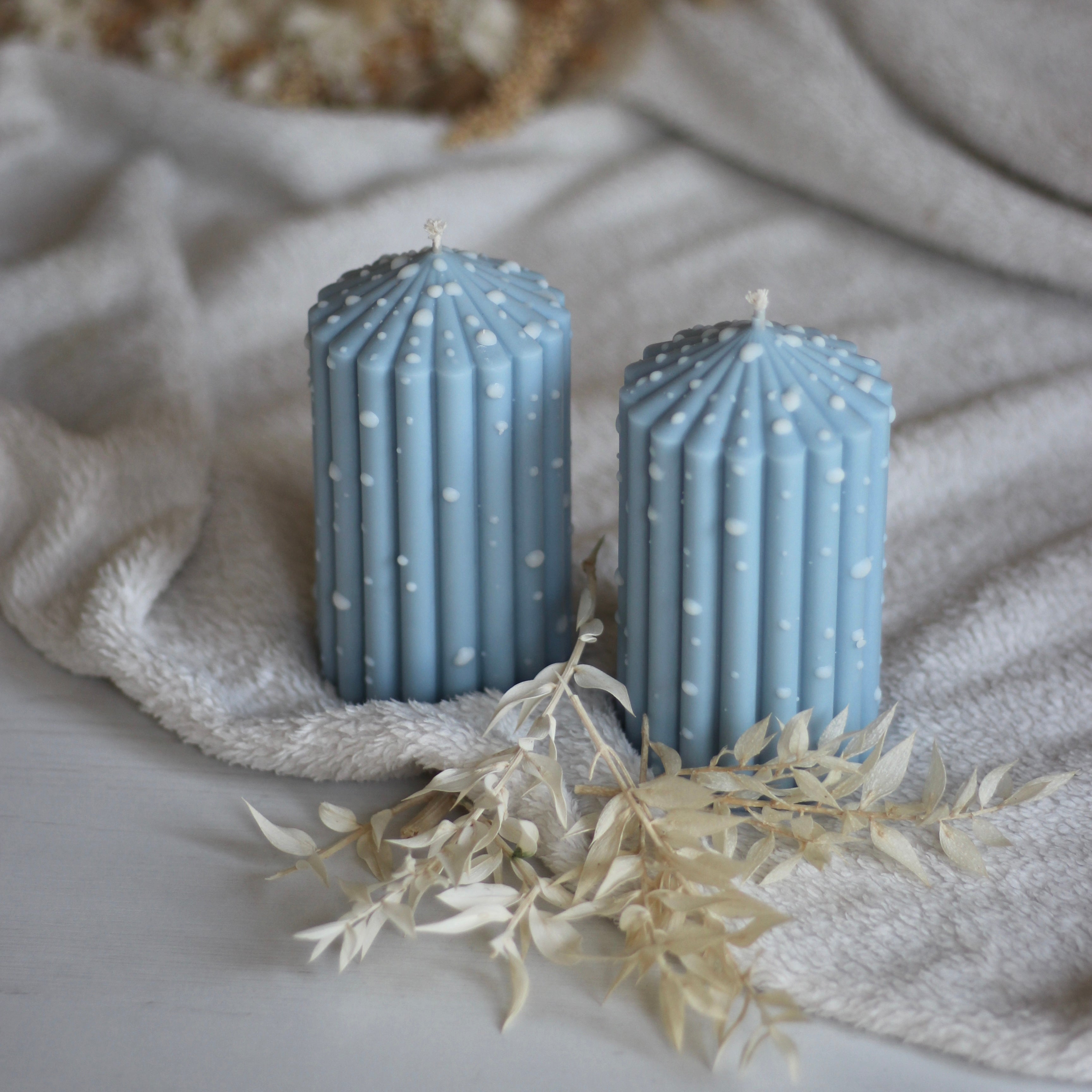Gepunktete Stumpenkerze ; „Queen klein“ ; Himmelblau - Limited Edition