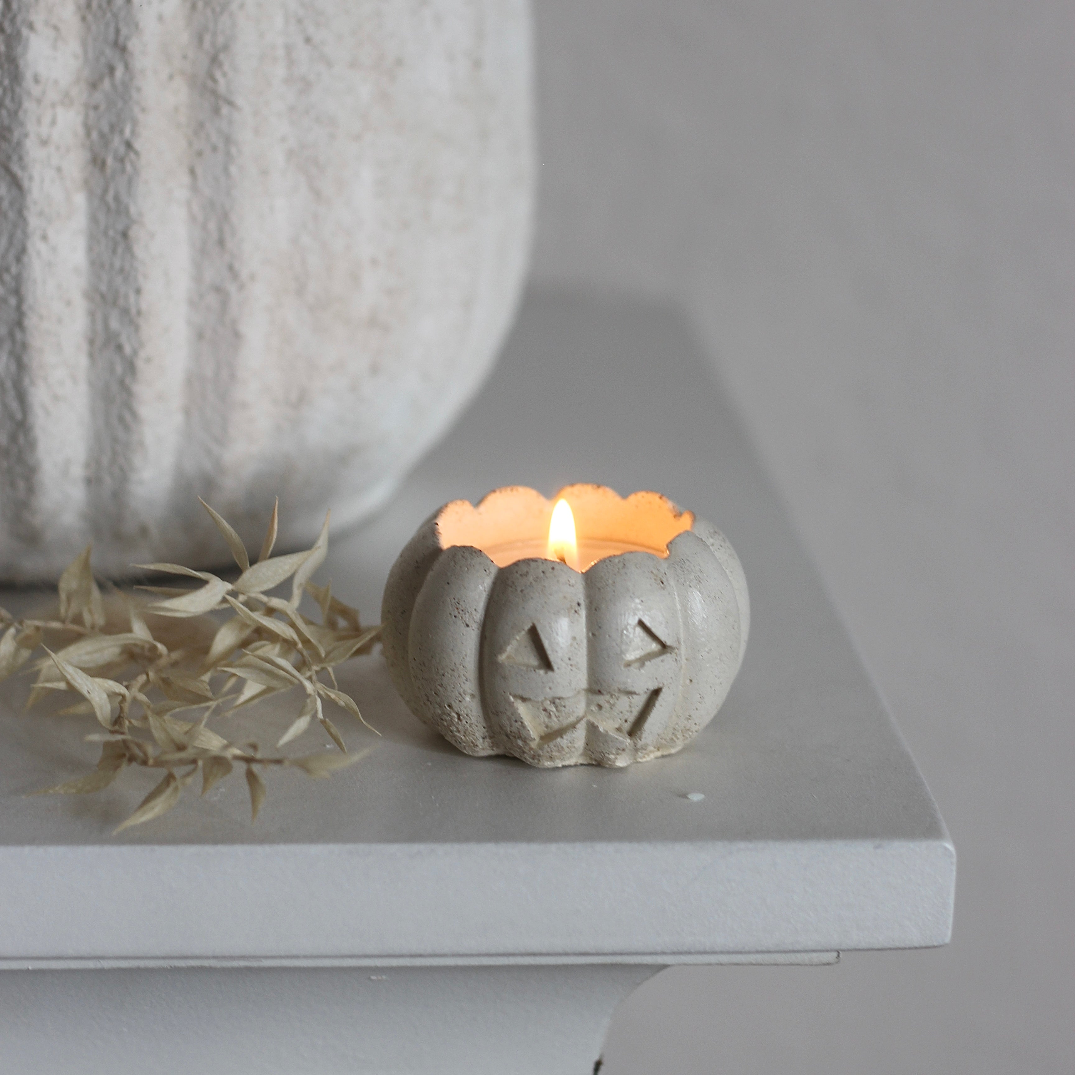 Beton Teelichthalter Kürbis "Spooky"