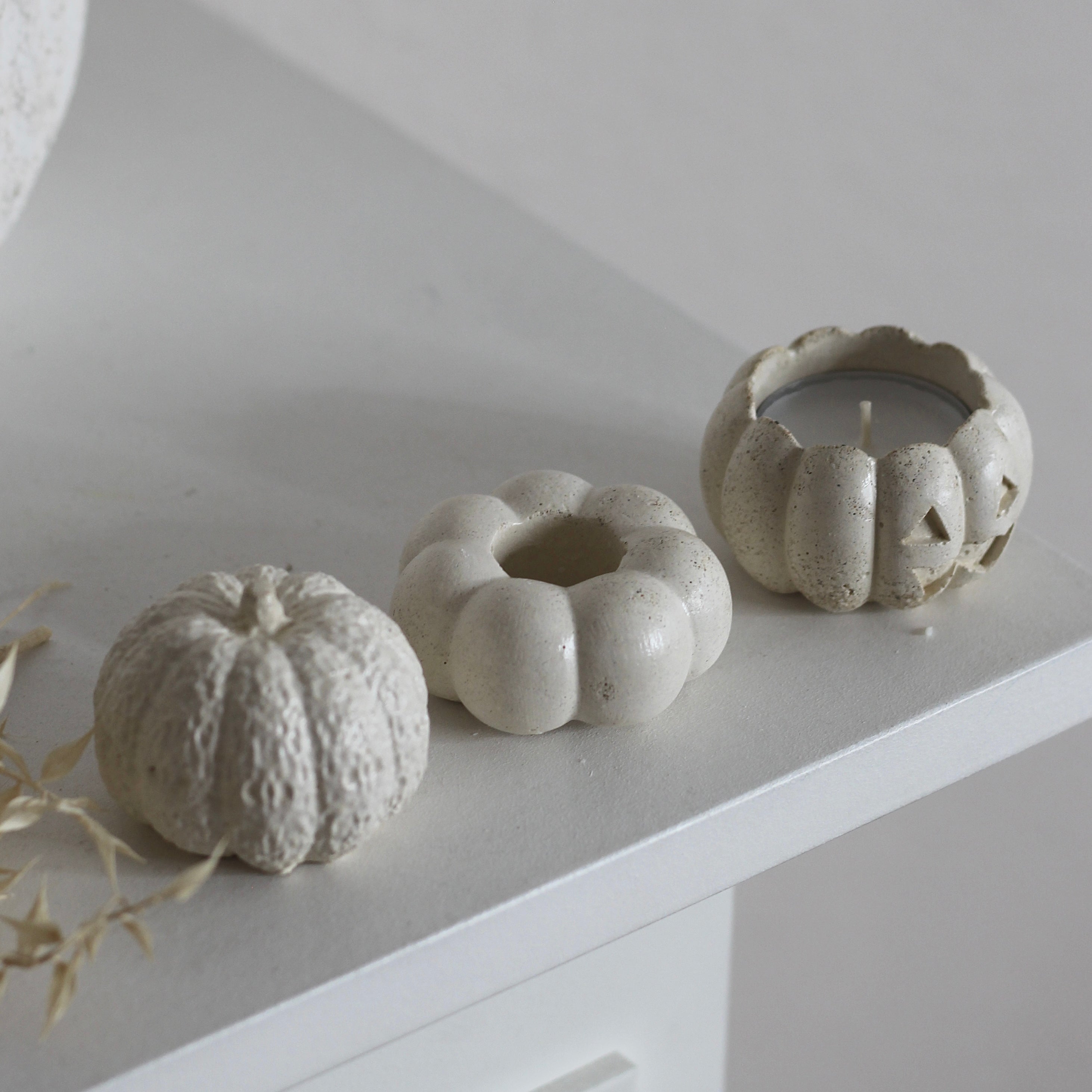 Beton Teelichthalter Kürbis "Spooky"