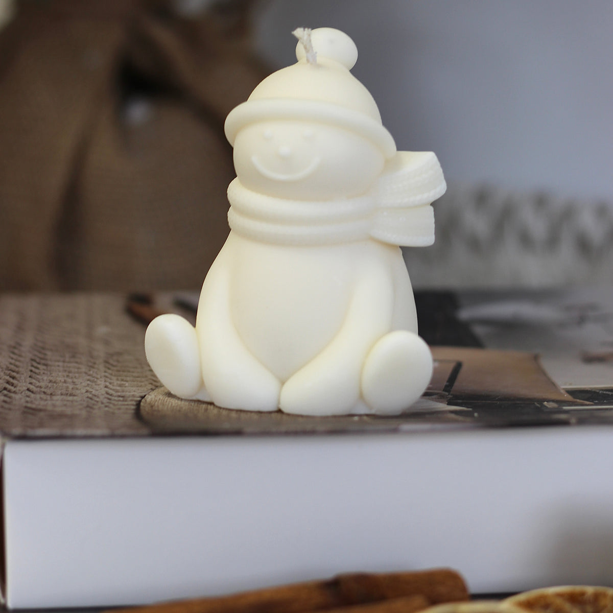 Kerze Weihnachten "Schneemann sitzend"