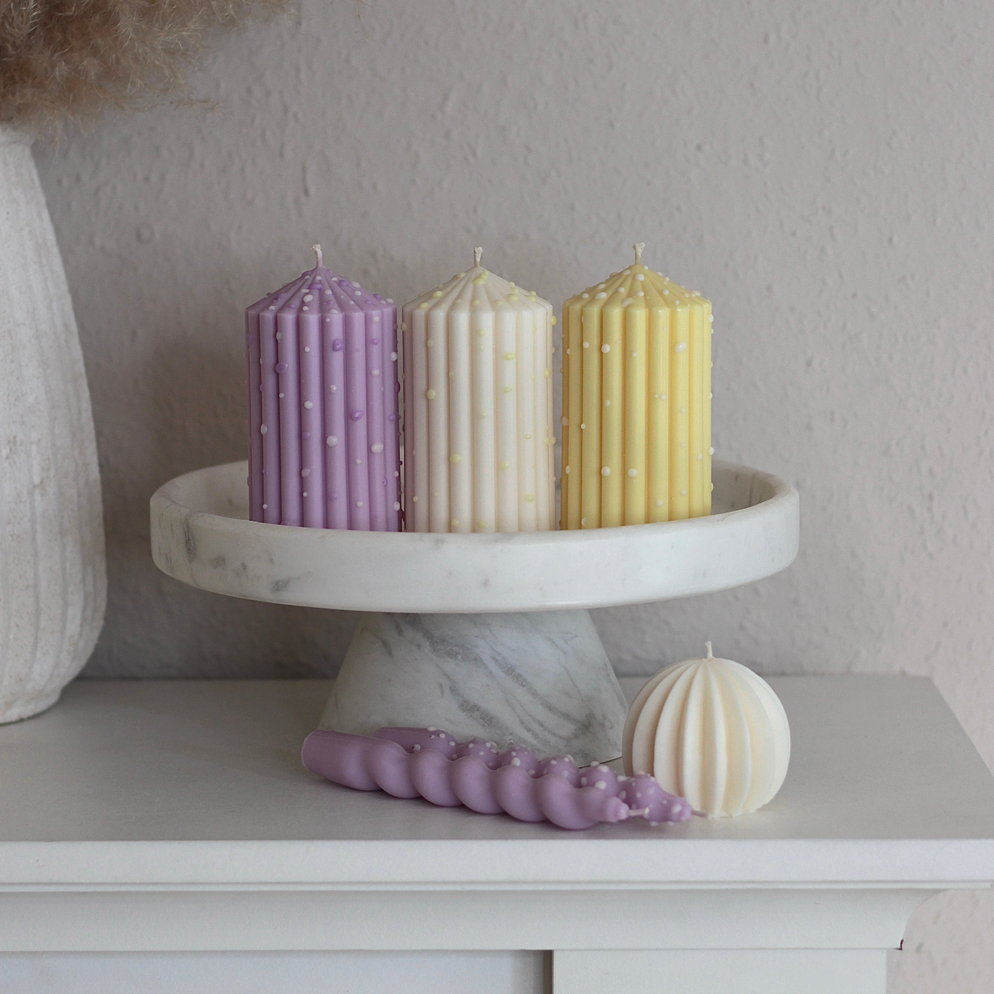 Gepunktete Stumpenkerze ; „Queen klein“ ; Rillen, bunte Punkte Summer Edition