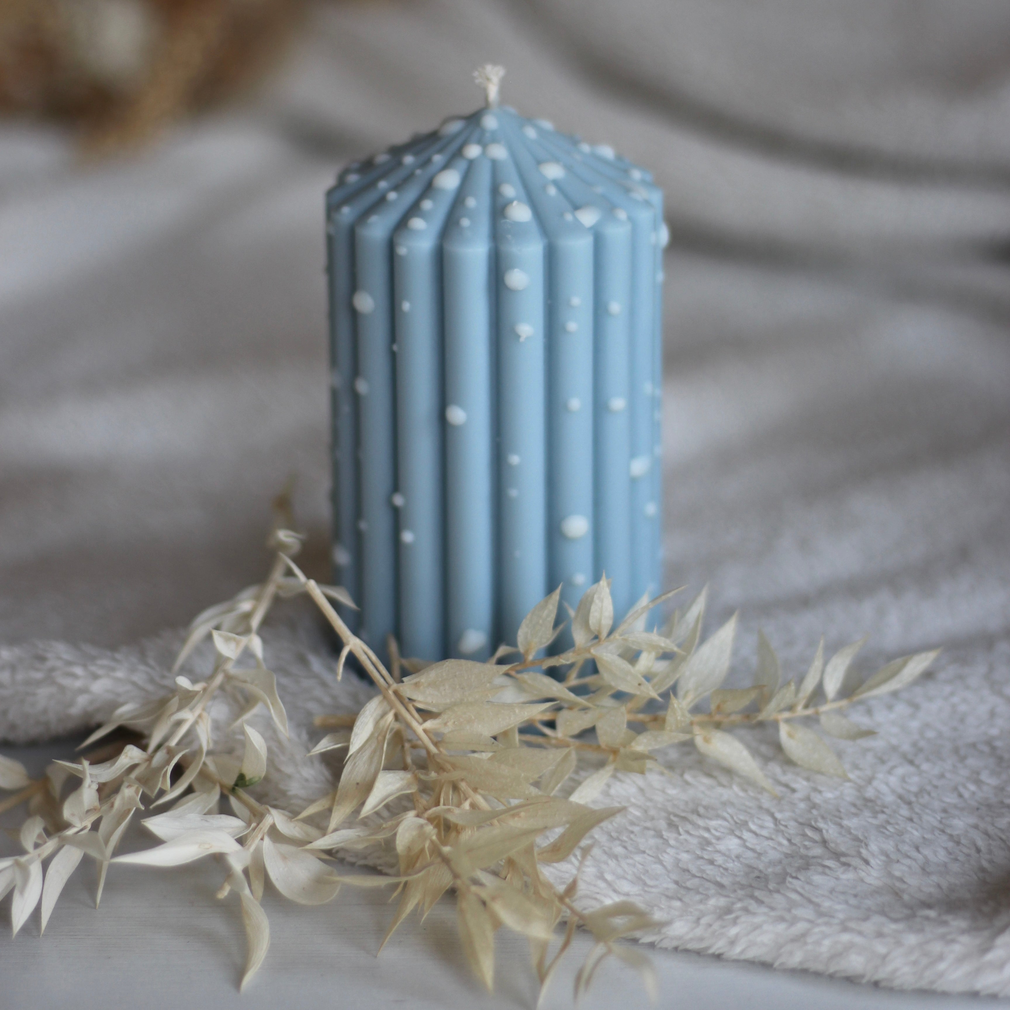 Gepunktete Stumpenkerze ; „Queen klein“ ; Himmelblau - Limited Edition