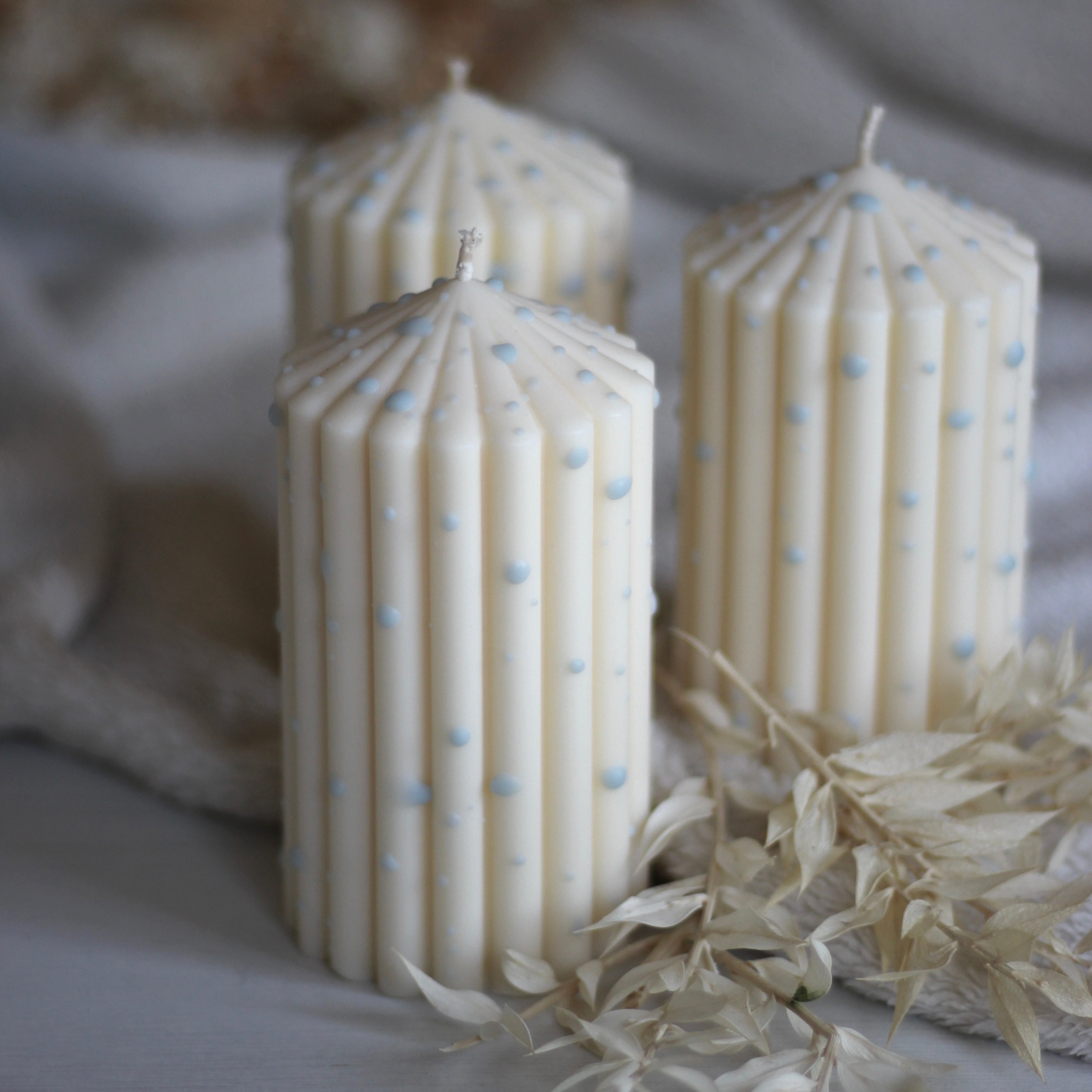 Gepunktete Stumpenkerze ; „Queen klein“ ; Himmelblau - Limited Edition