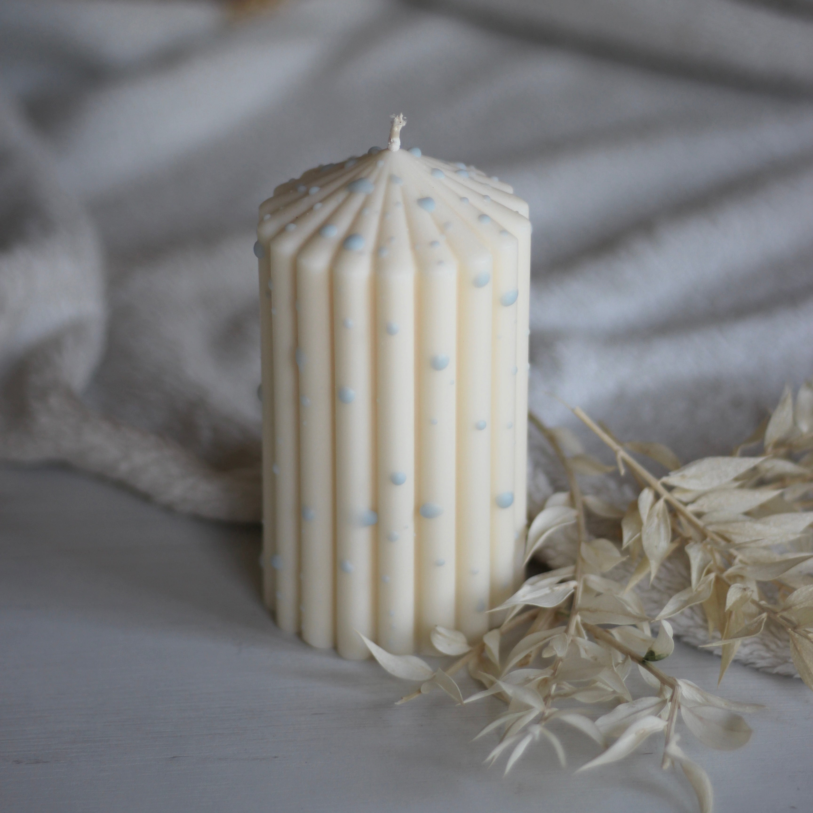Gepunktete Stumpenkerze ; „Queen klein“ ; Himmelblau - Limited Edition