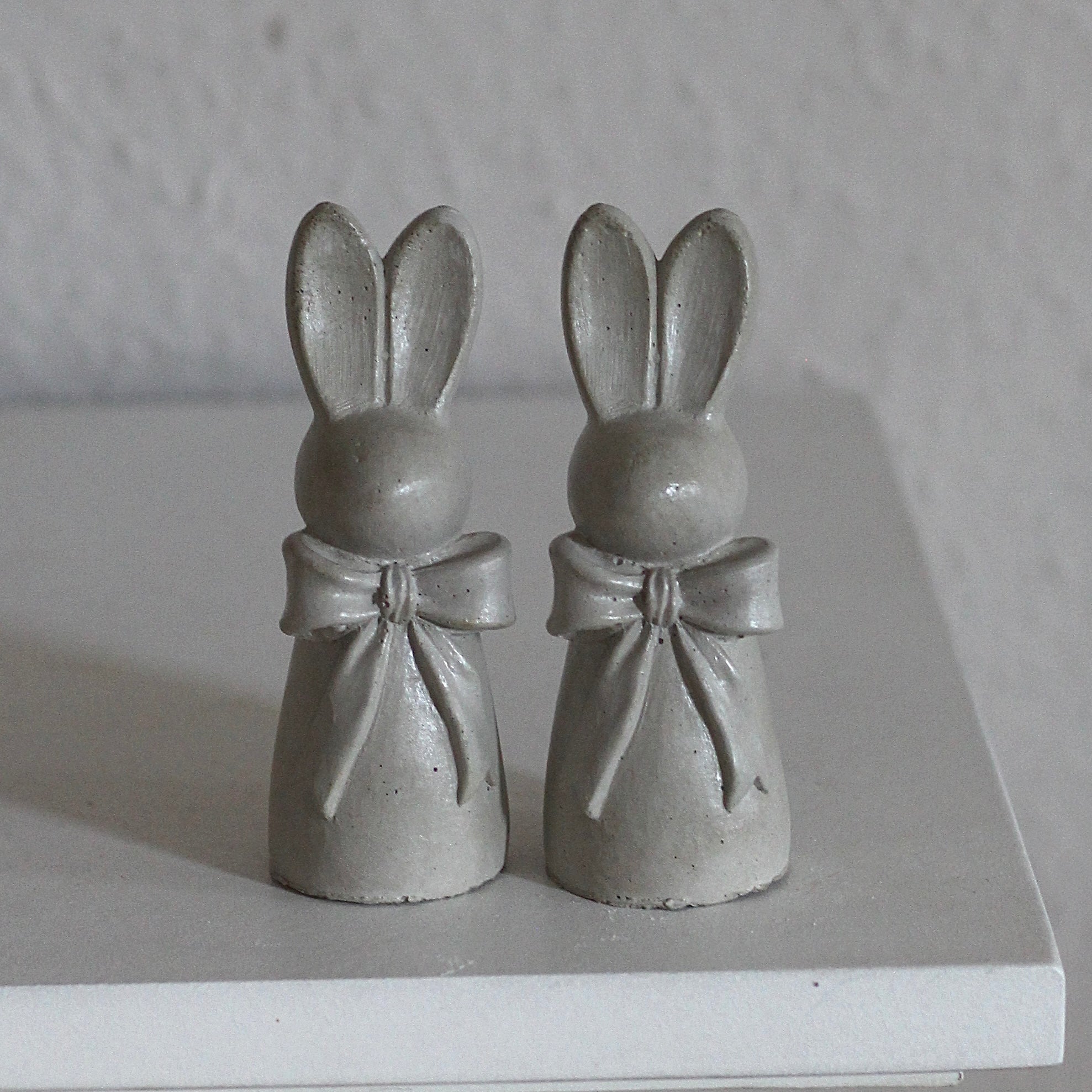 Beton Häschen mit Schleife