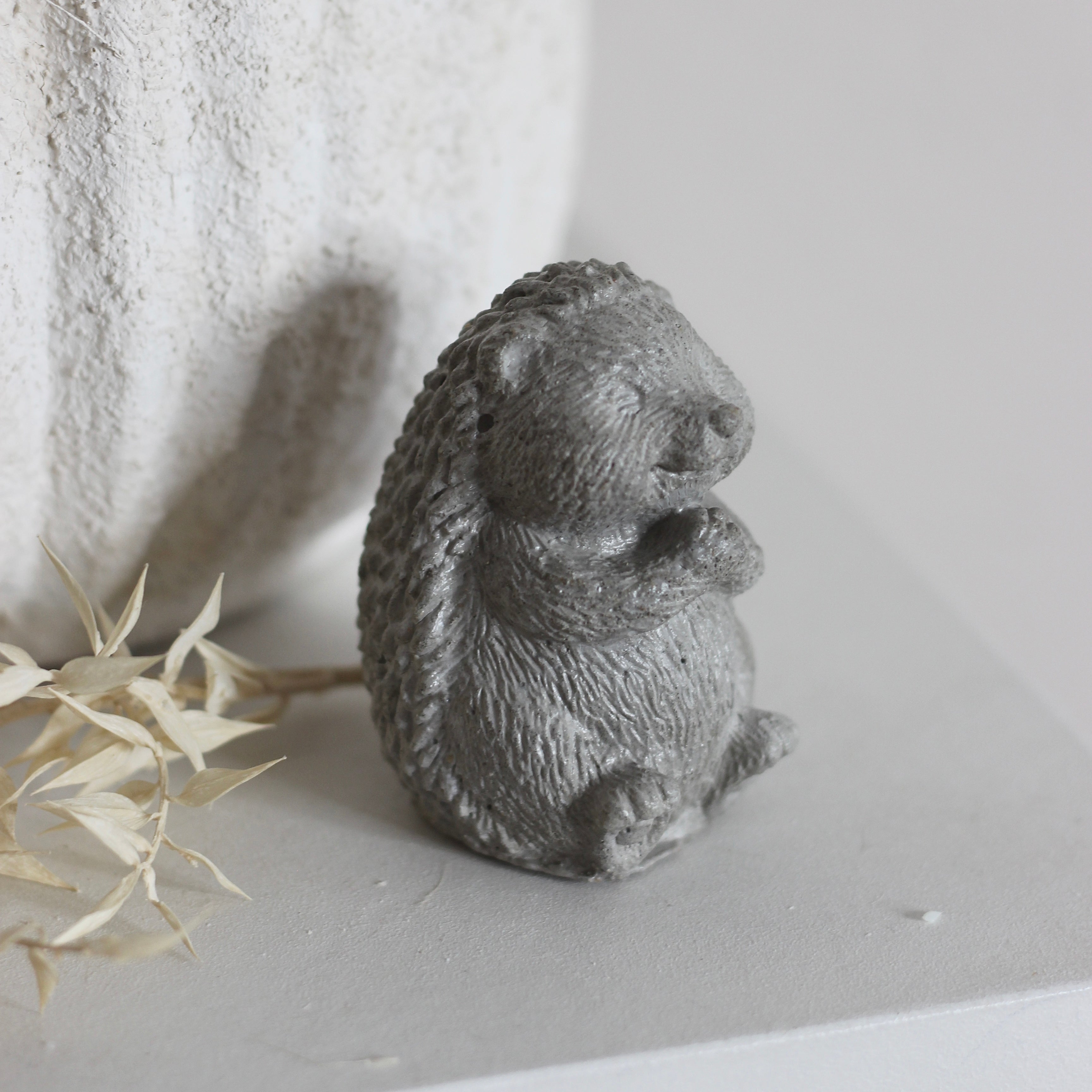 Beton Igel sitzend