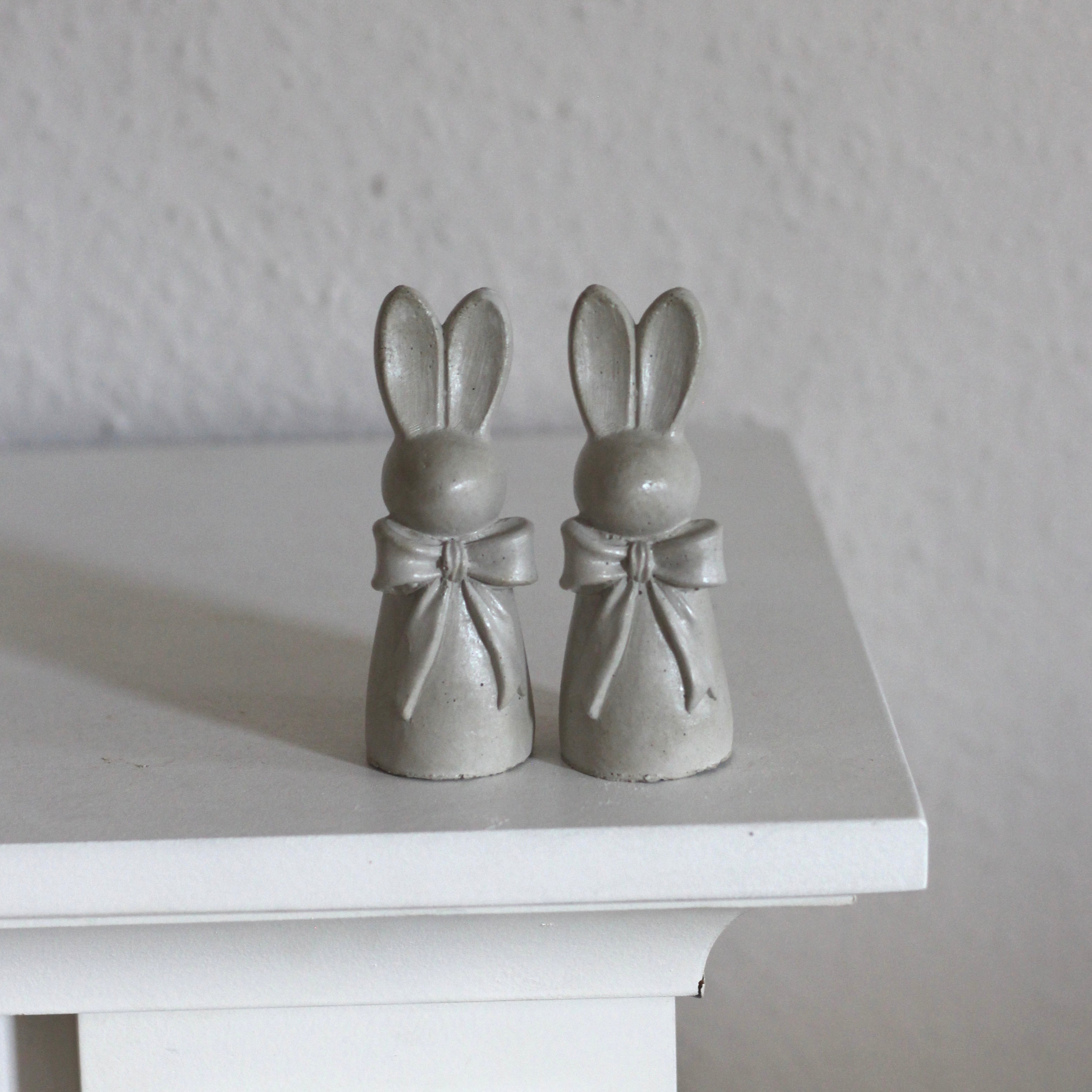 Beton Häschen mit Schleife