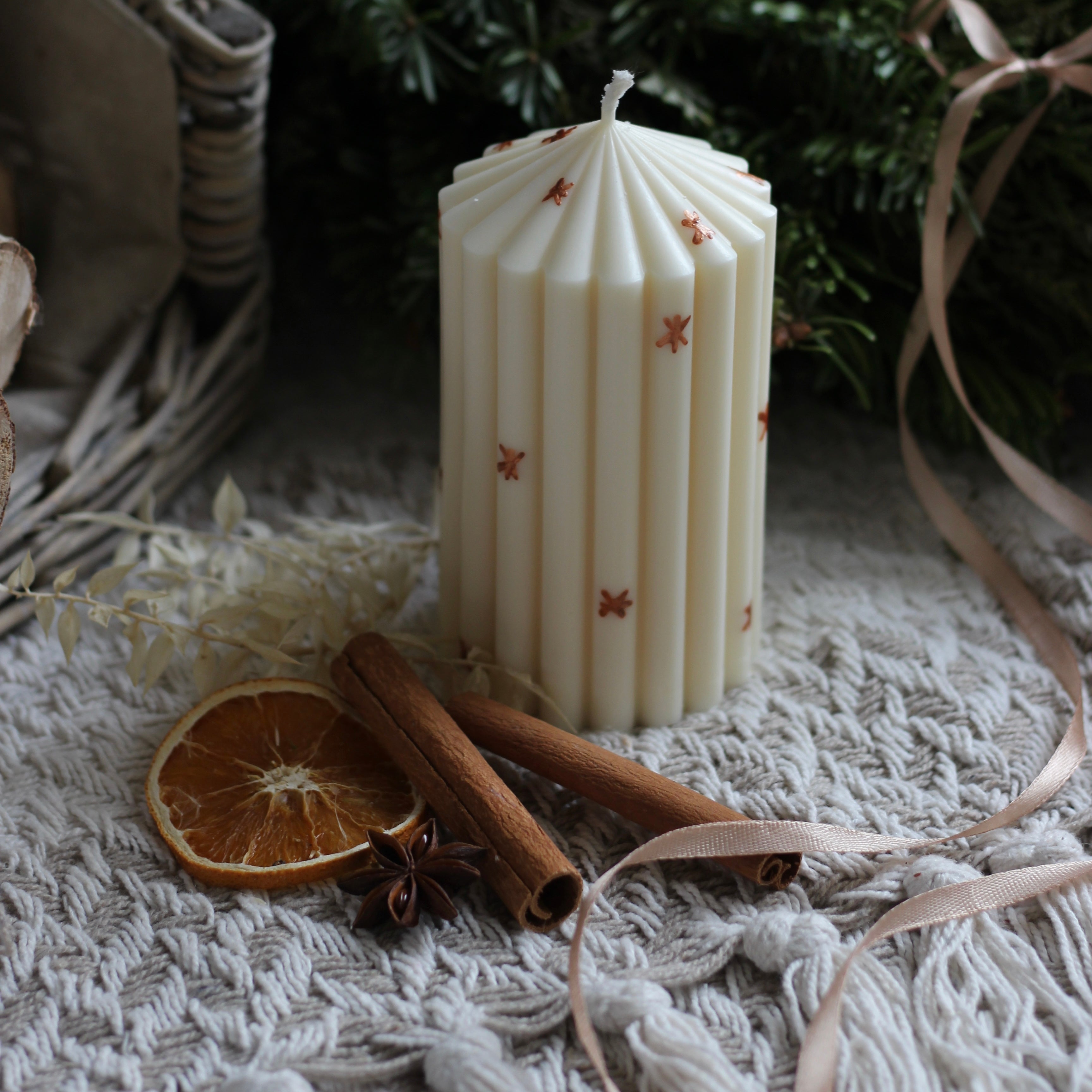 Stumpenkerze ; „Queen klein“ ; Christmas Edition ; handbemalt