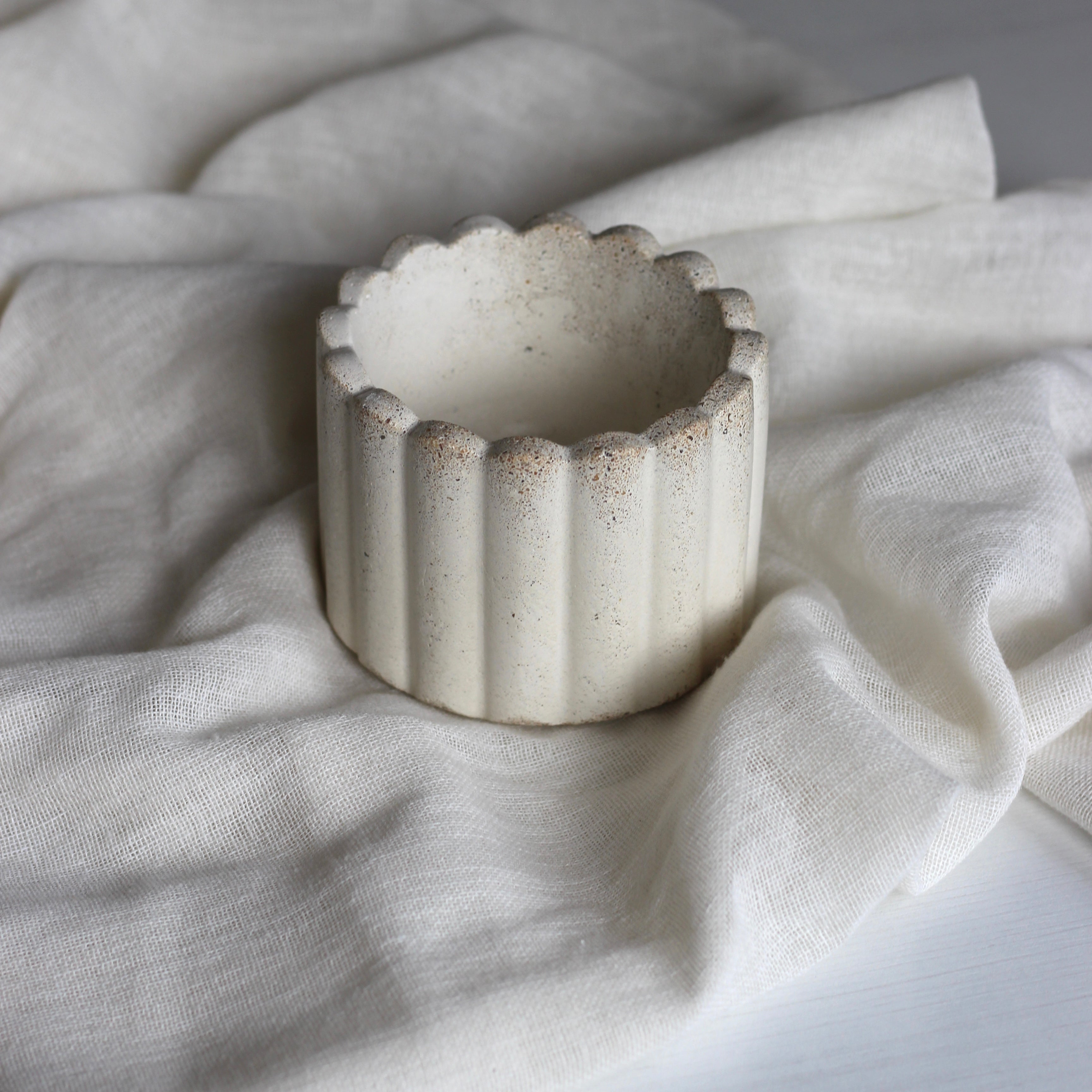 Beton Blumentopf „Gartenzaun“ ; Topf;