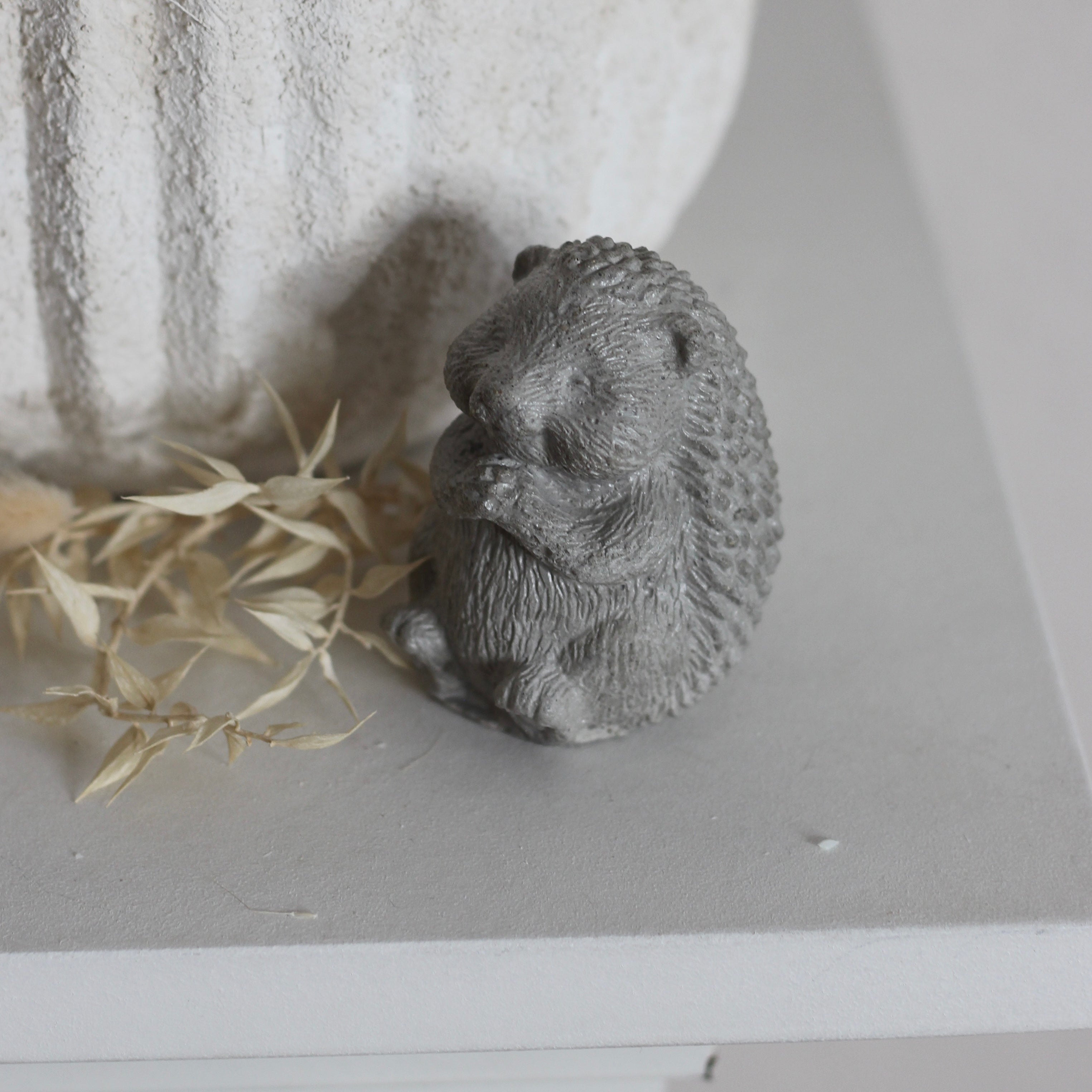 Beton Igel sitzend