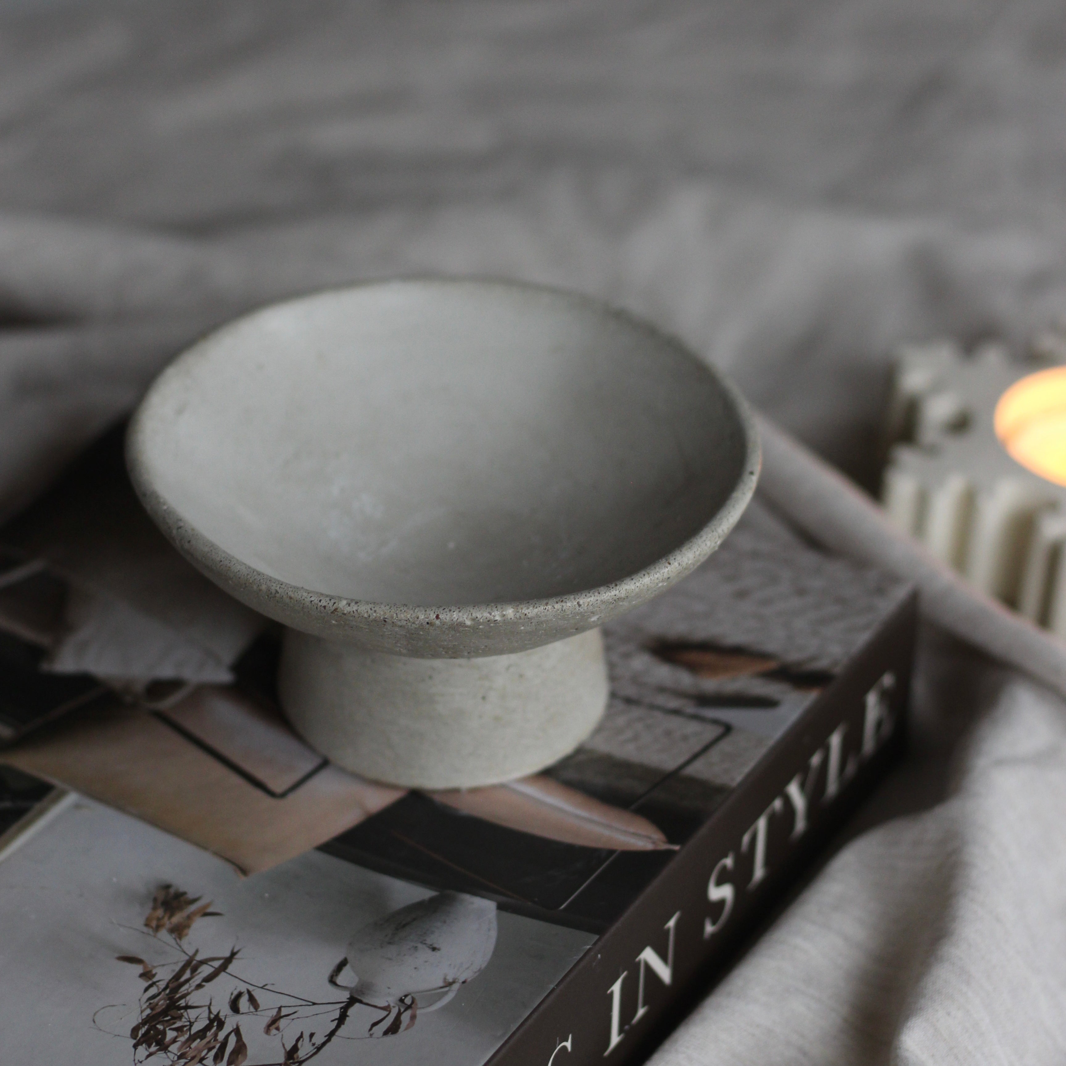 Beton Schale mit Fuß  "Levita"