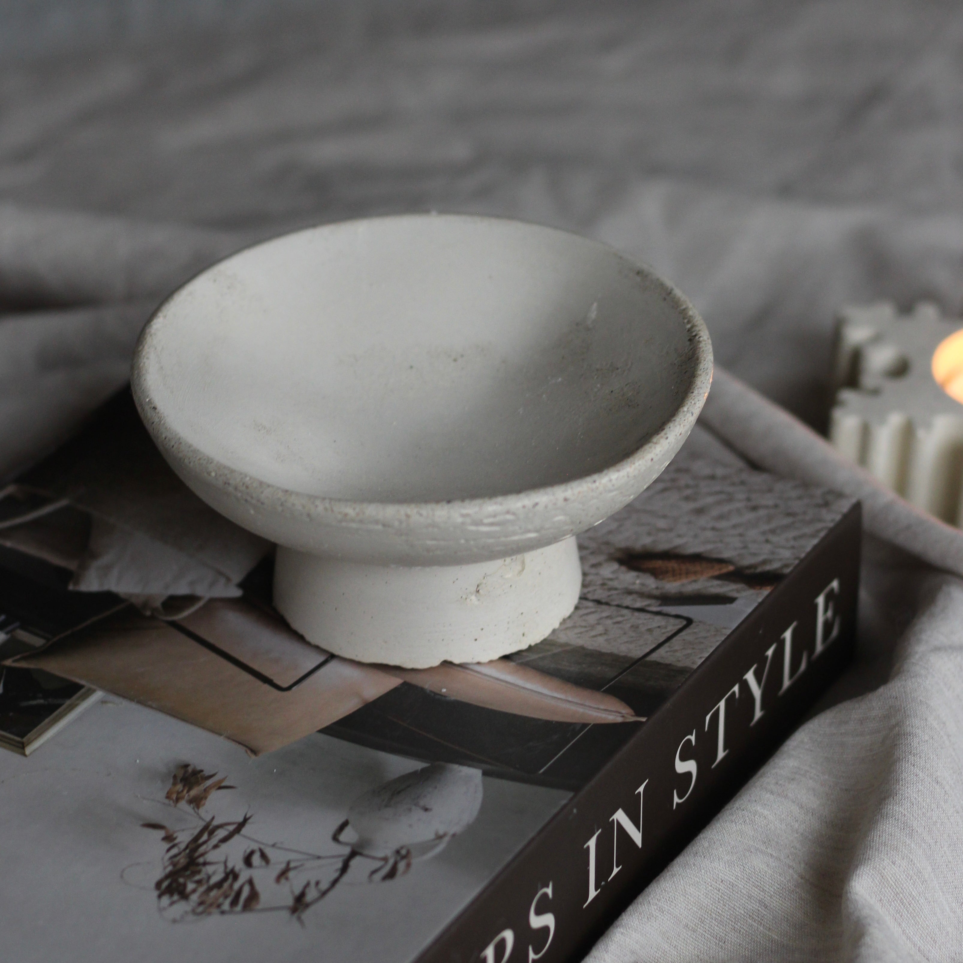 Beton Schale mit Fuß  "Levita"