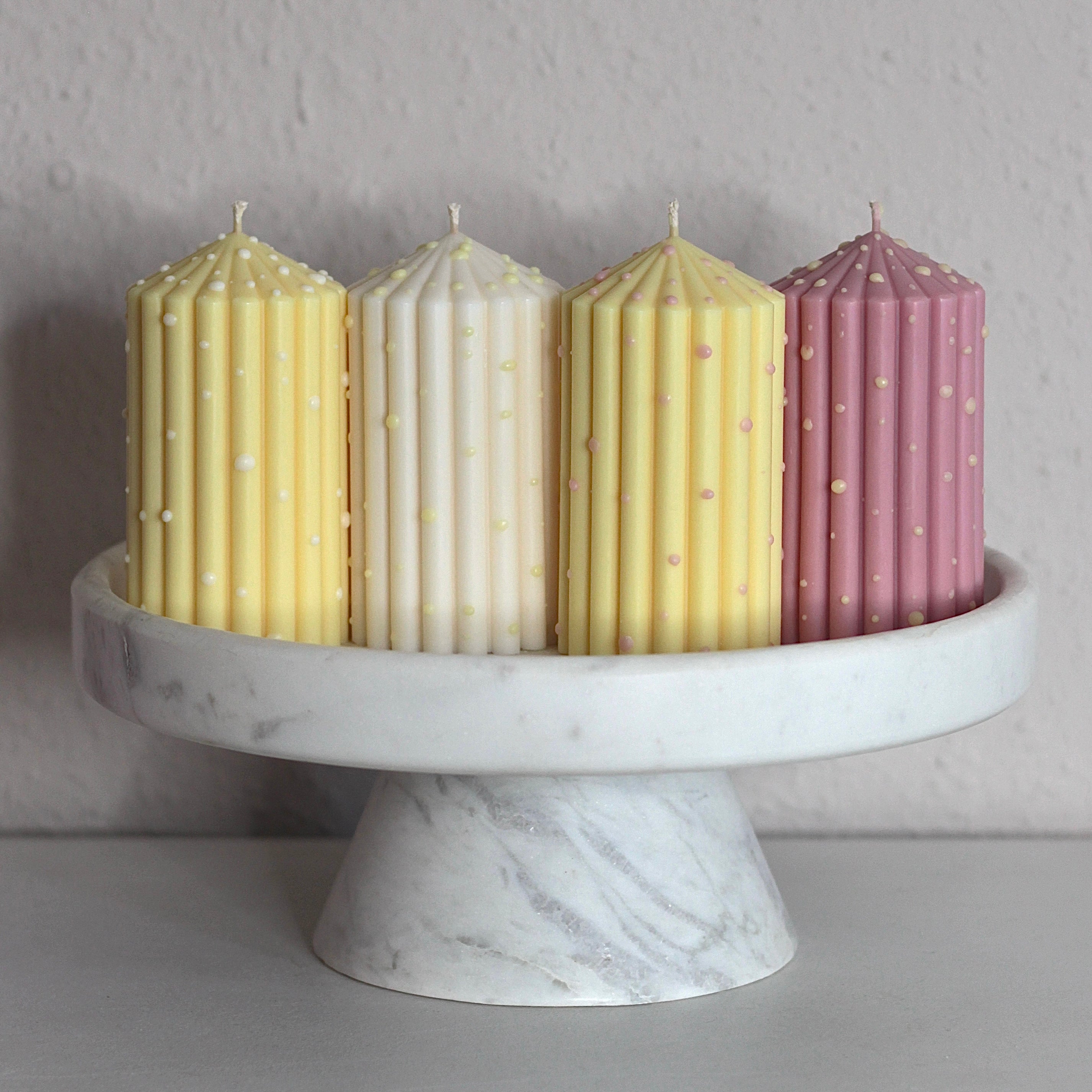 Gepunktete Stumpenkerze ; „Queen klein“ ; Rillen, bunte Punkte Summer Edition