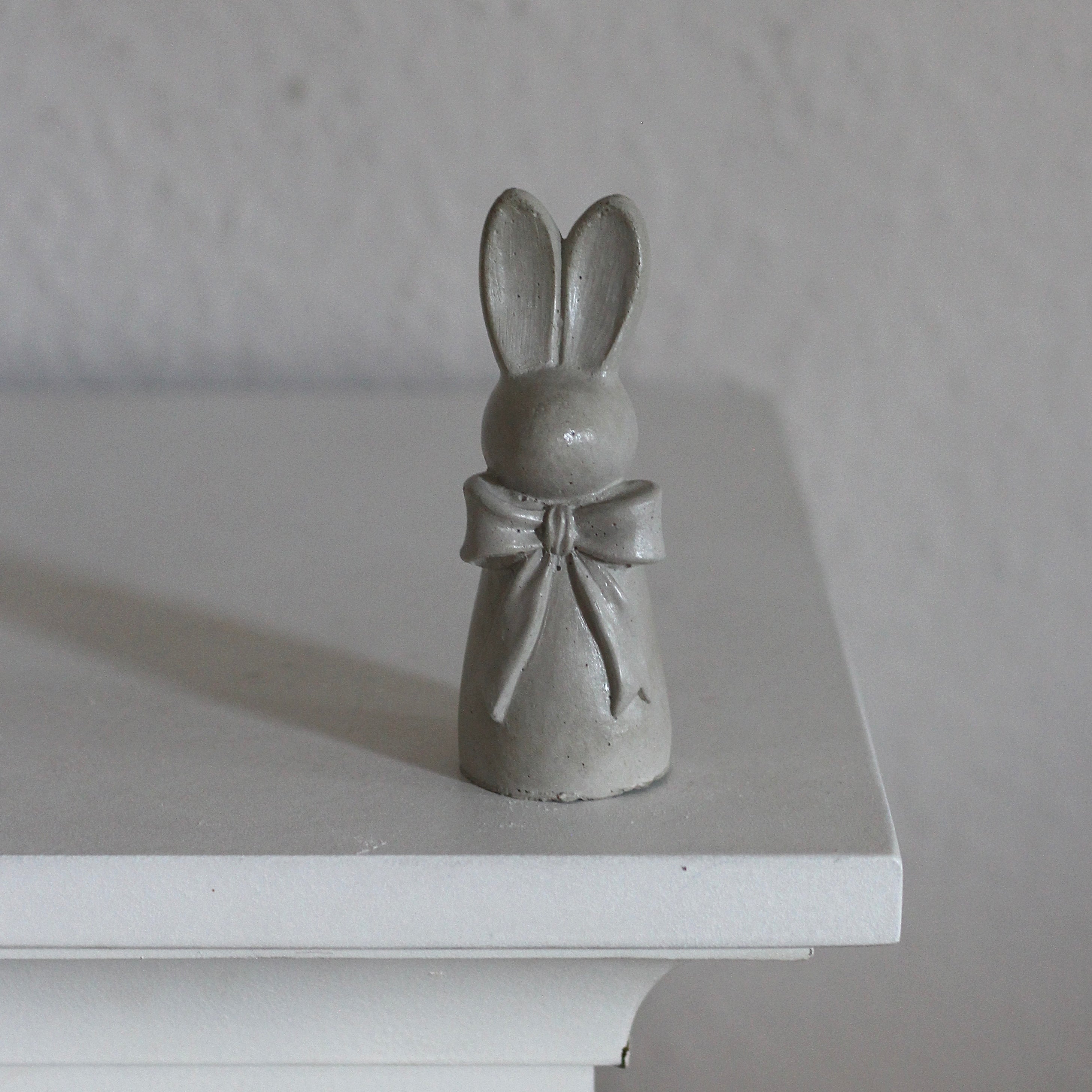 Beton Häschen mit Schleife