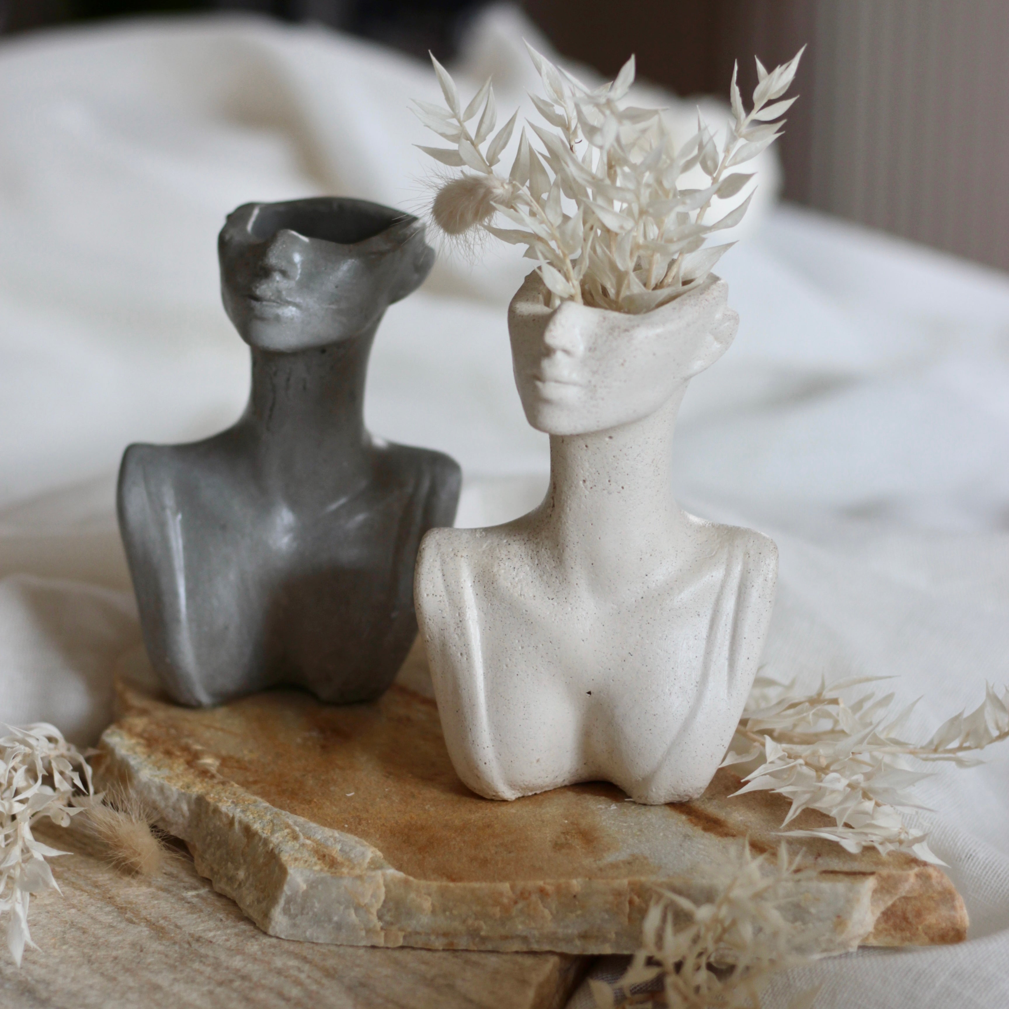 Betonvase; Frau; Körper; 
Trockenblumenvase „Lady Grey“