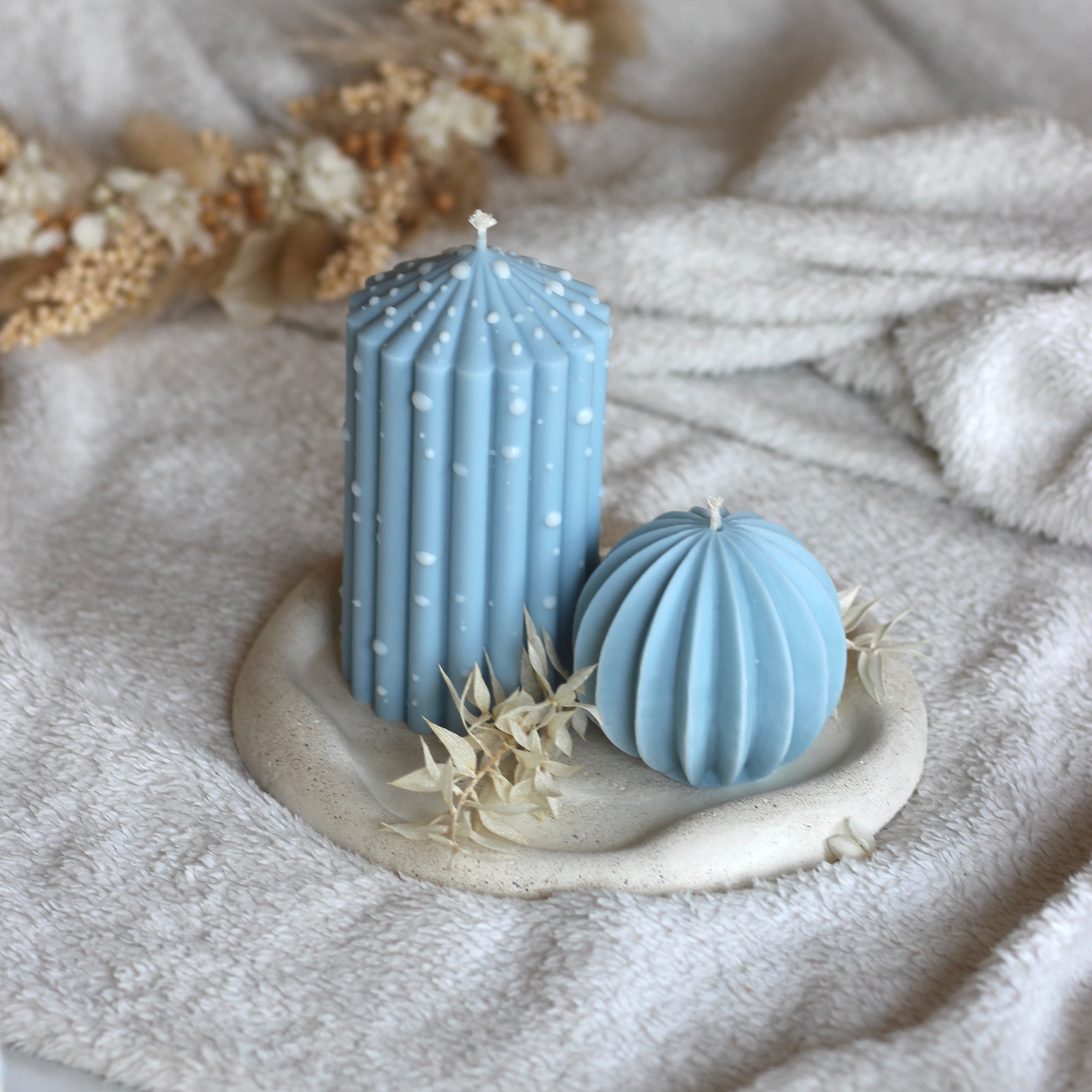 Gepunktete Stumpenkerze ; „Queen klein“ ; Himmelblau - Limited Edition