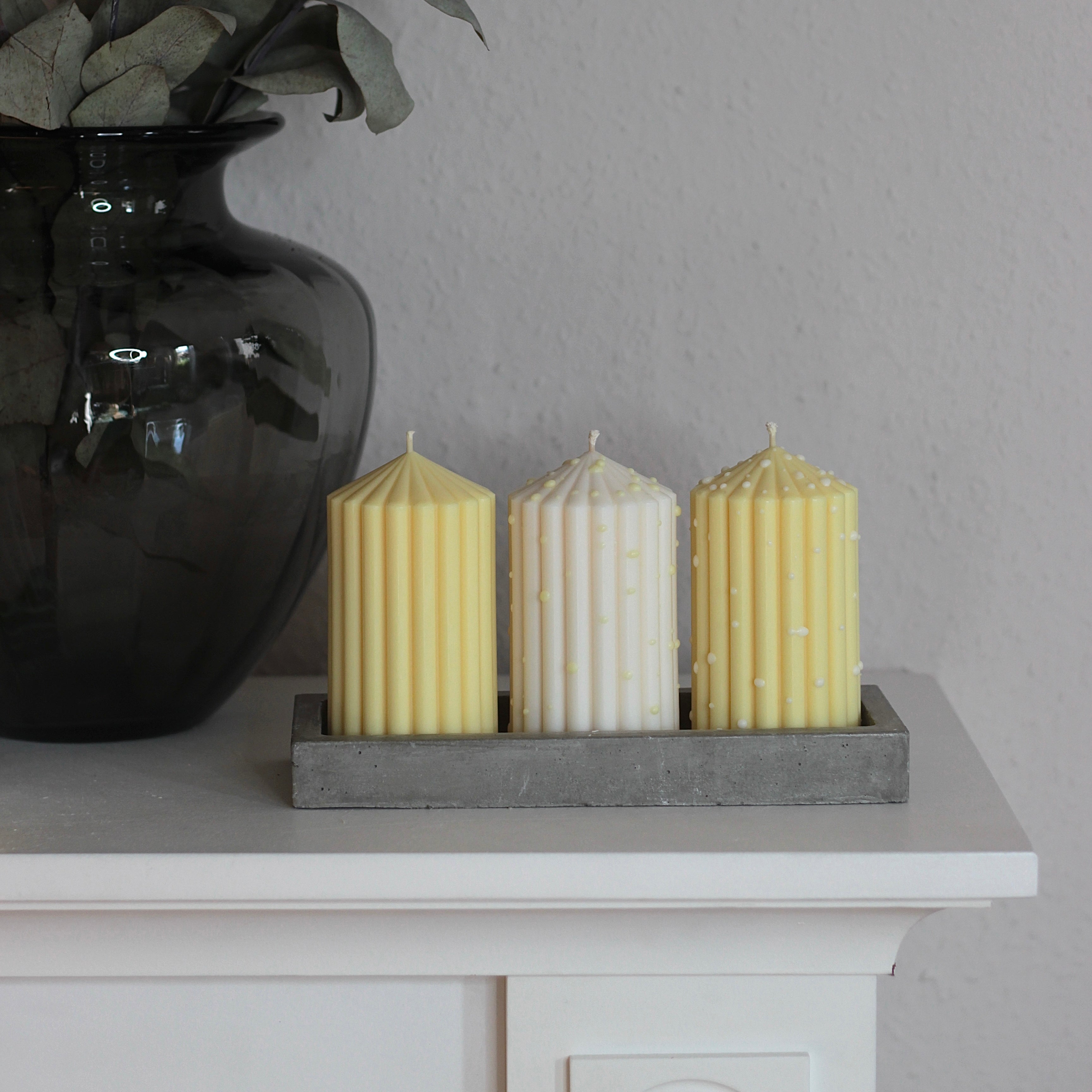 Gepunktete Stumpenkerze ; „Queen klein“ ; Rillen, bunte Punkte Summer Edition
