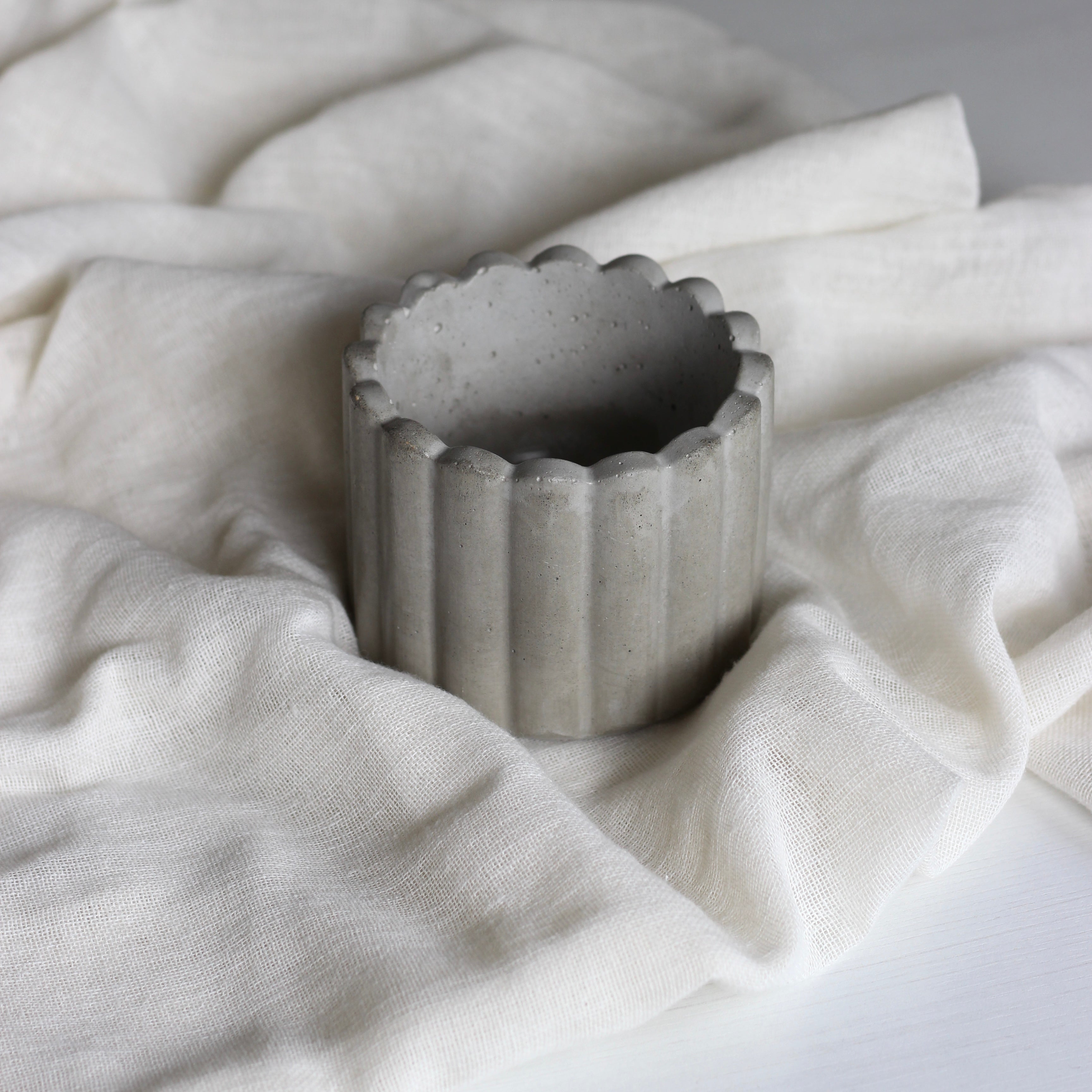 Beton Blumentopf „Gartenzaun“ ; Topf;