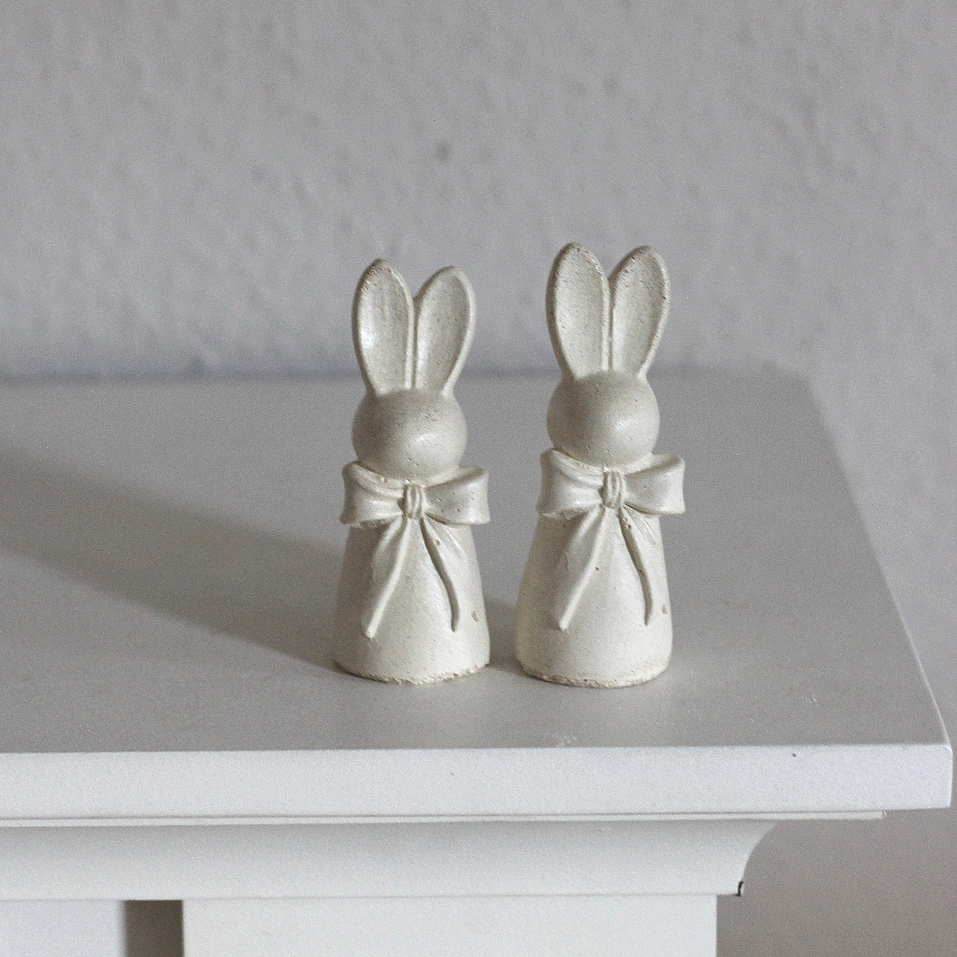 Beton Häschen mit Schleife