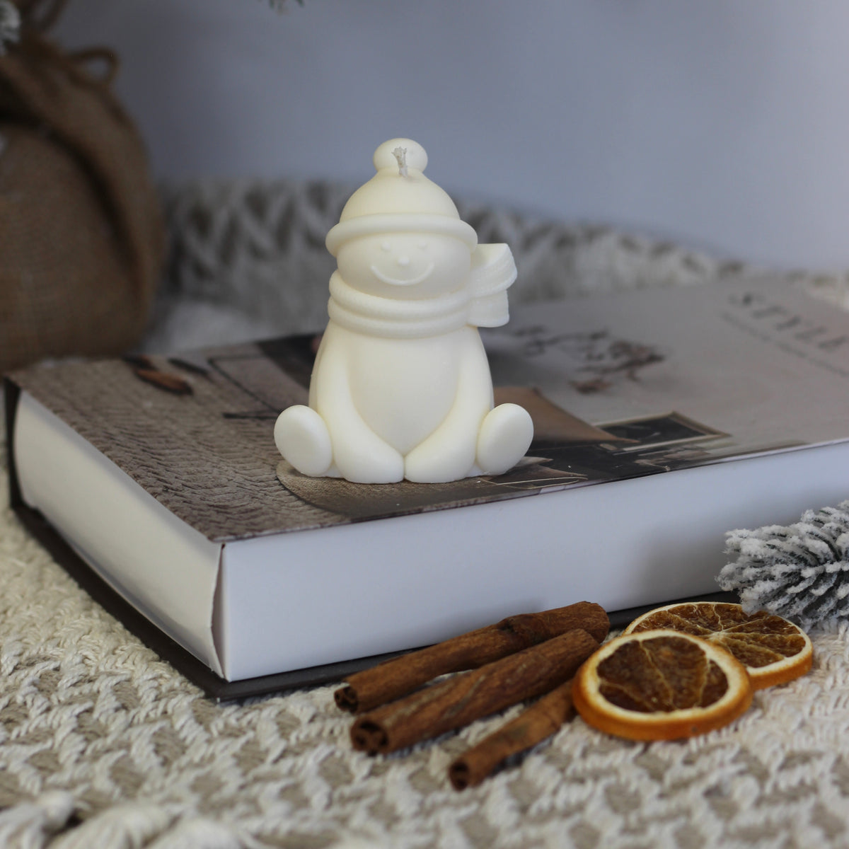 Kerze Weihnachten "Schneemann sitzend"