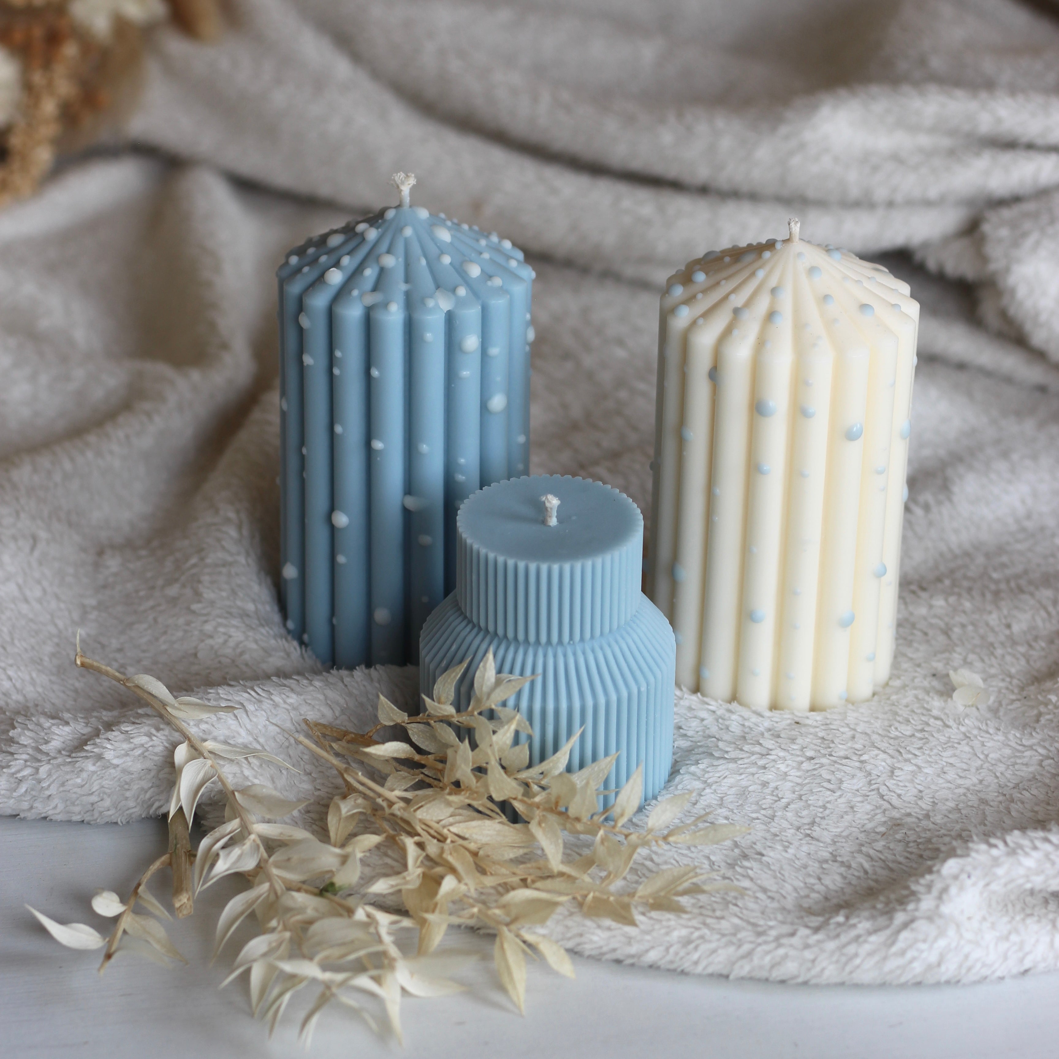 Stumpenkerze „Flakon“ Rillen - Himmelblau