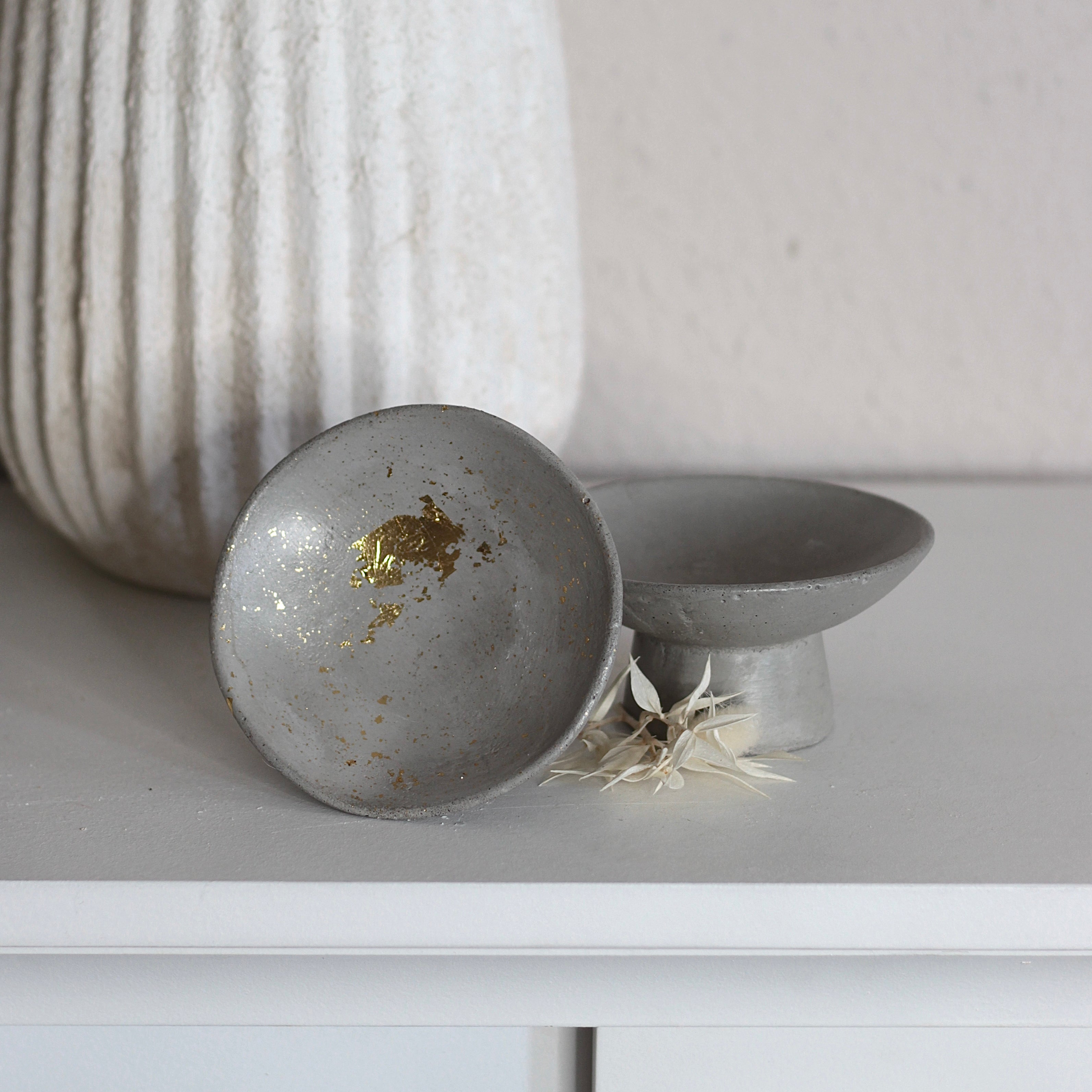 Beton Schale mit Fuß  "Levita"