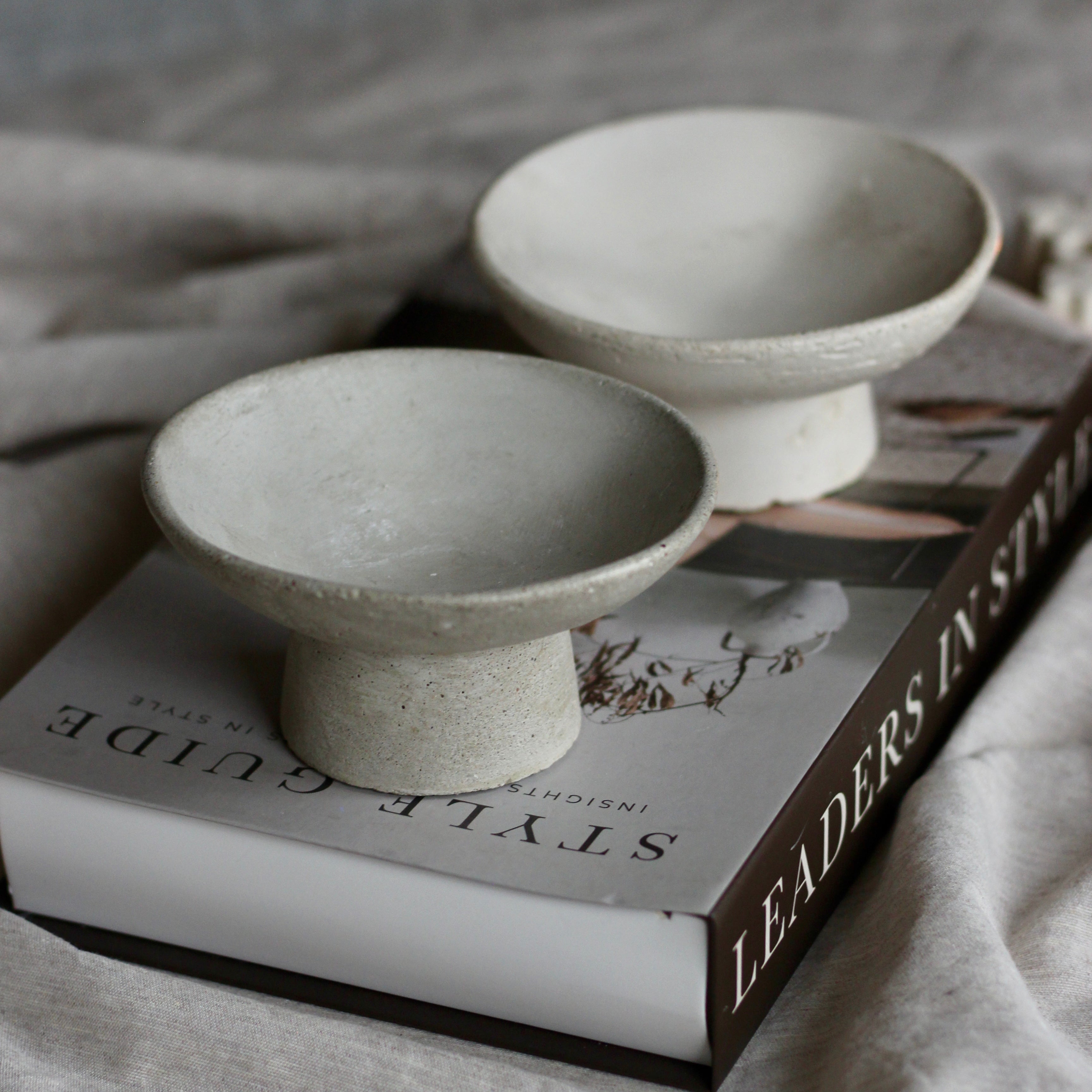 Beton Schale mit Fuß  "Levita"