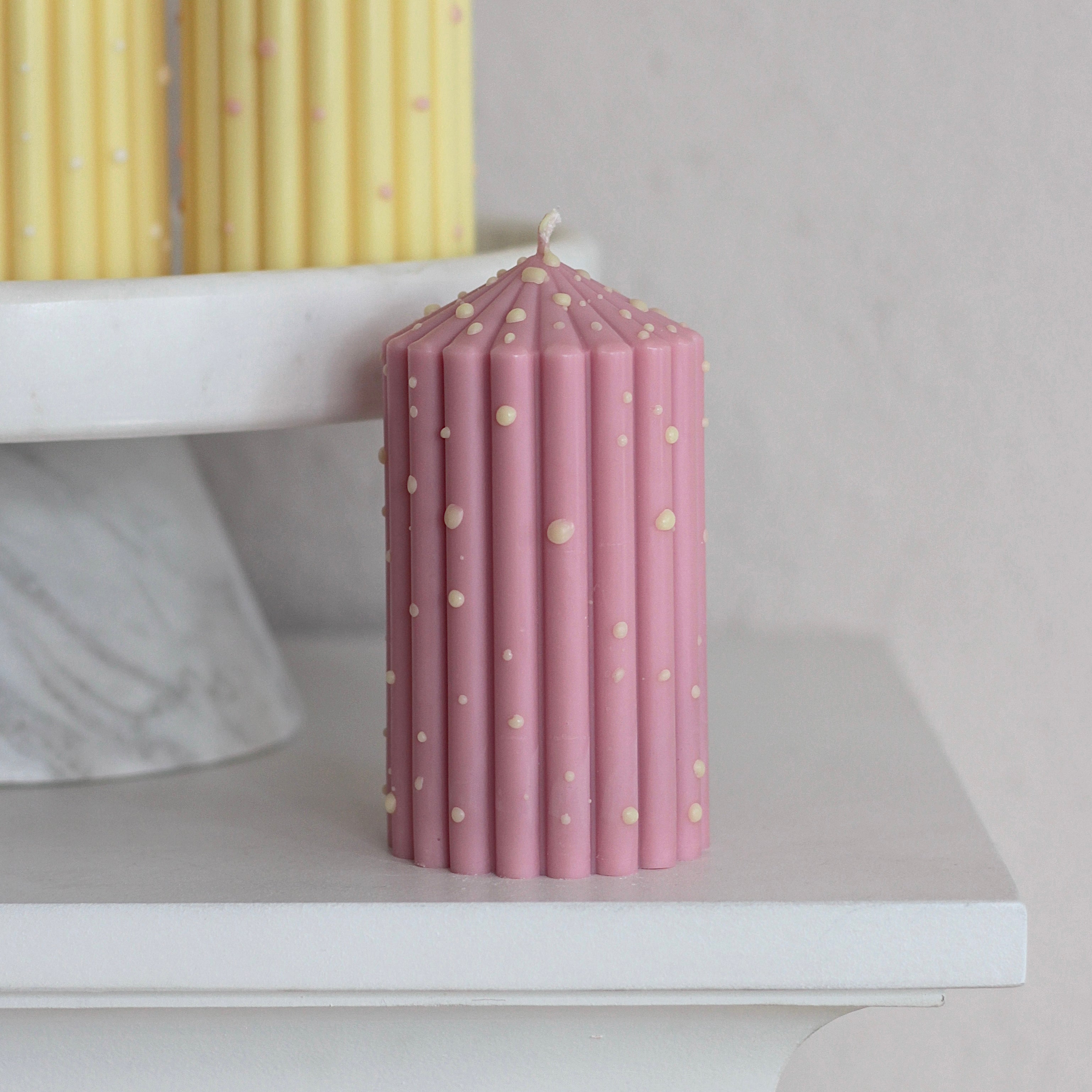Gepunktete Stumpenkerze ; „Queen klein“ ; Rillen, bunte Punkte Summer Edition