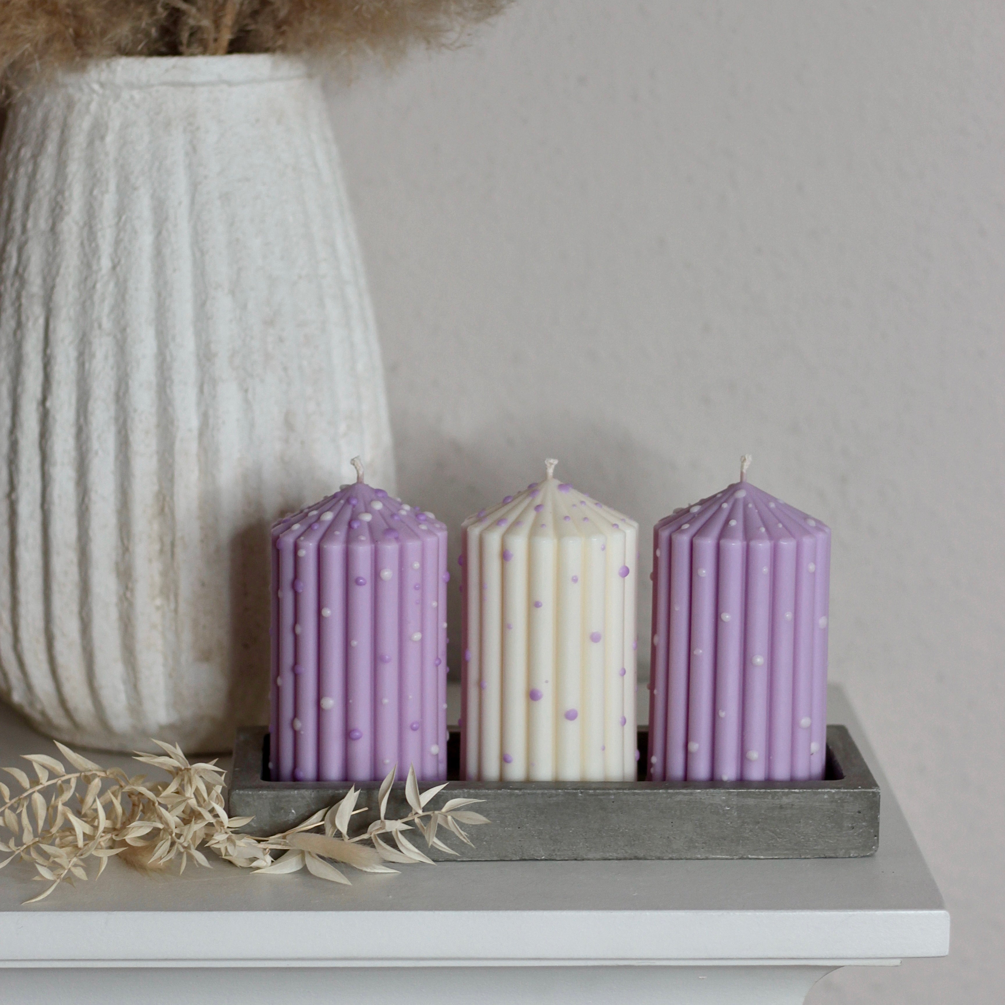 Gepunktete Stumpenkerze ; „Queen klein“ ; Rillen, bunte Punkte Summer Edition